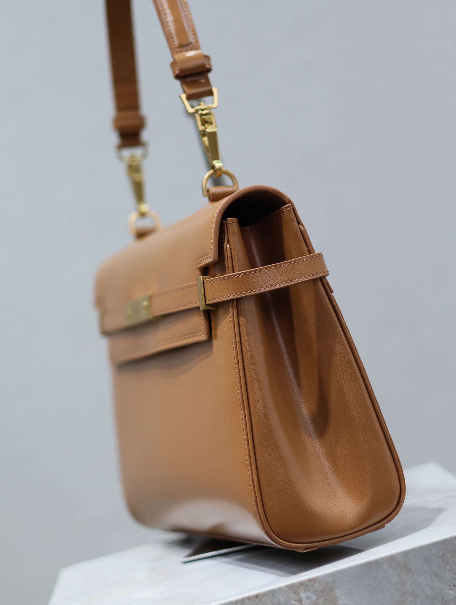 SAINT LAURENT MANHATTAN HANDBAG 32 IN CINNAMON BROWN CALFSKIN GOLD HARDWARE