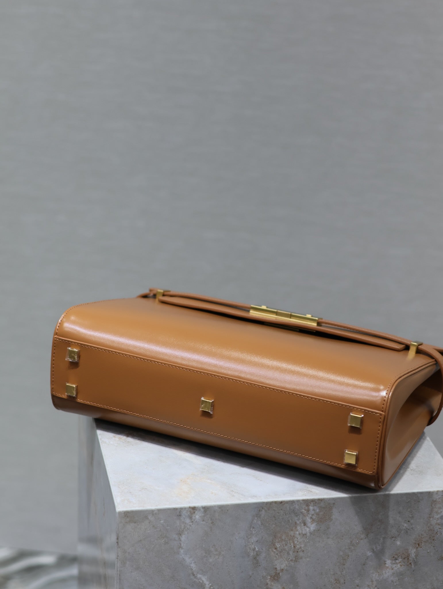 SAINT LAURENT MANHATTAN HANDBAG 32 IN CINNAMON BROWN CALFSKIN GOLD HARDWARE