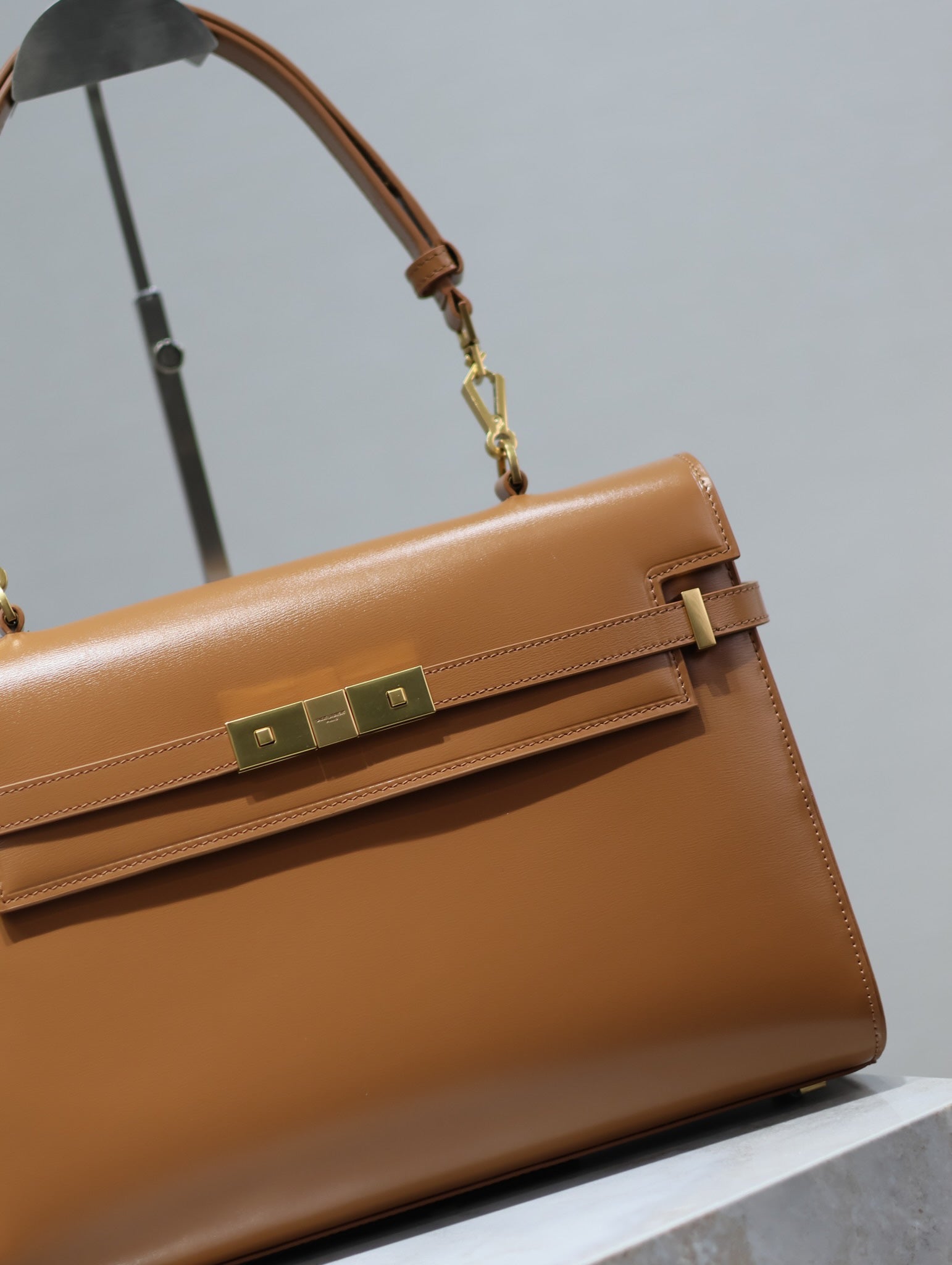 SAINT LAURENT MANHATTAN HANDBAG 32 IN CINNAMON BROWN CALFSKIN GOLD HARDWARE
