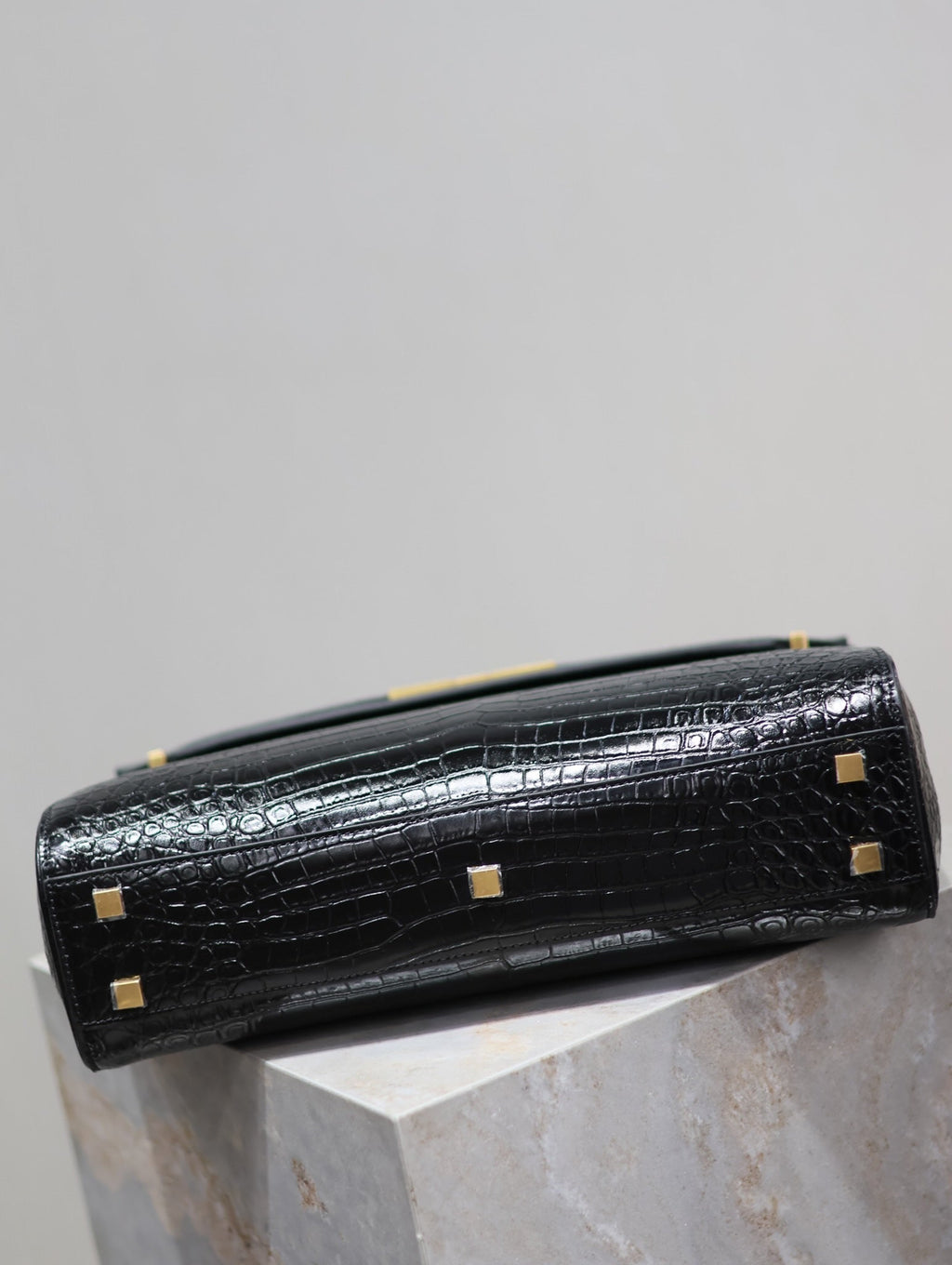 SAINT LAURENT MANHATTAN HANDBAG 32 IN BLACK CROCODILE-EMBOSSED CALFSKIN GOLD HARDWARE