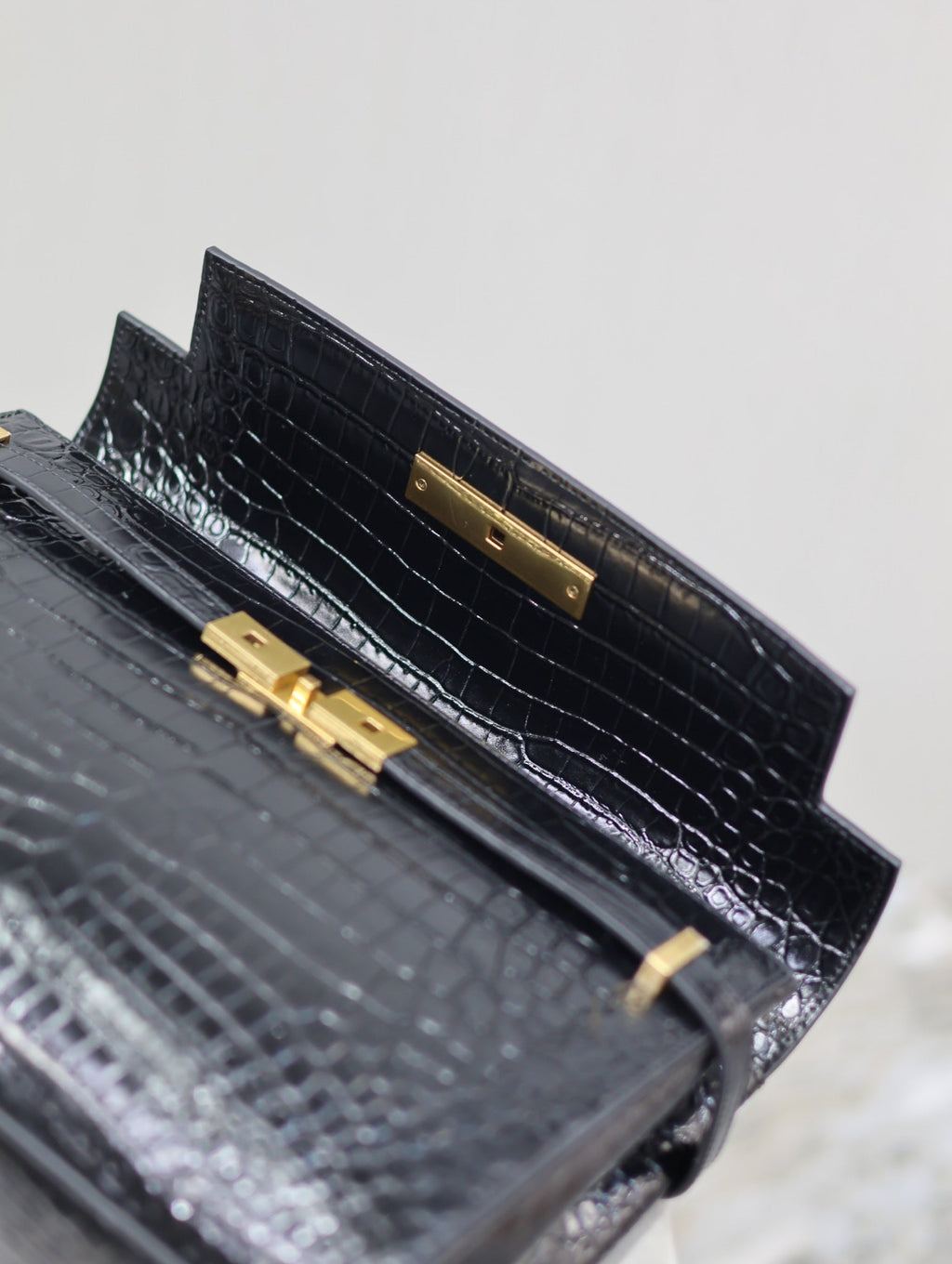 SAINT LAURENT MANHATTAN HANDBAG 32 IN BLACK CROCODILE-EMBOSSED CALFSKIN GOLD HARDWARE