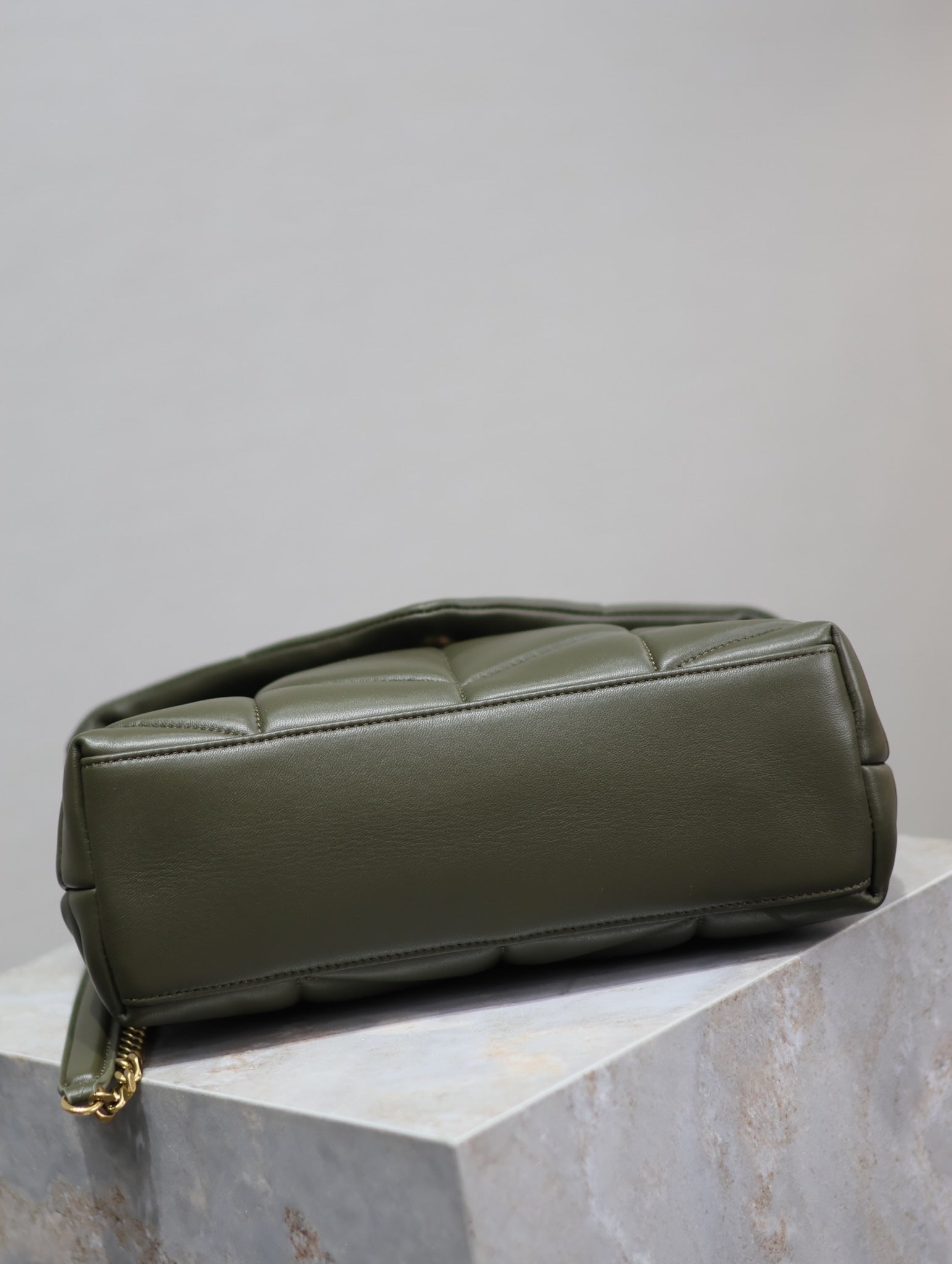 SAINT LAURENT YSL 25S LOULOU PUFFER MM 29 IN DARK OLIVE CALFSKIN GOLD HARDWRE