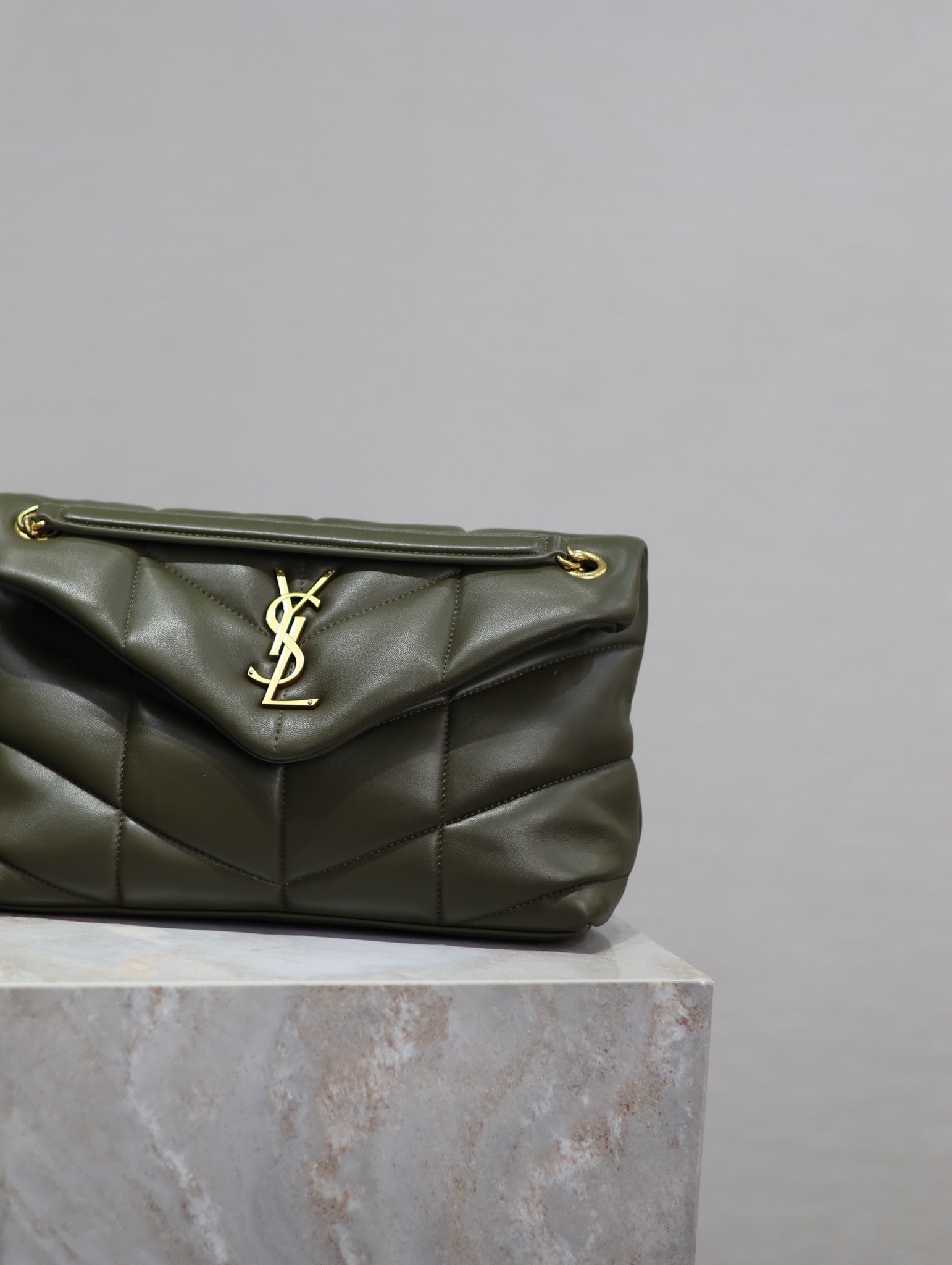 SAINT LAURENT YSL 25S LOULOU PUFFER MM 29 IN DARK OLIVE CALFSKIN GOLD HARDWARE