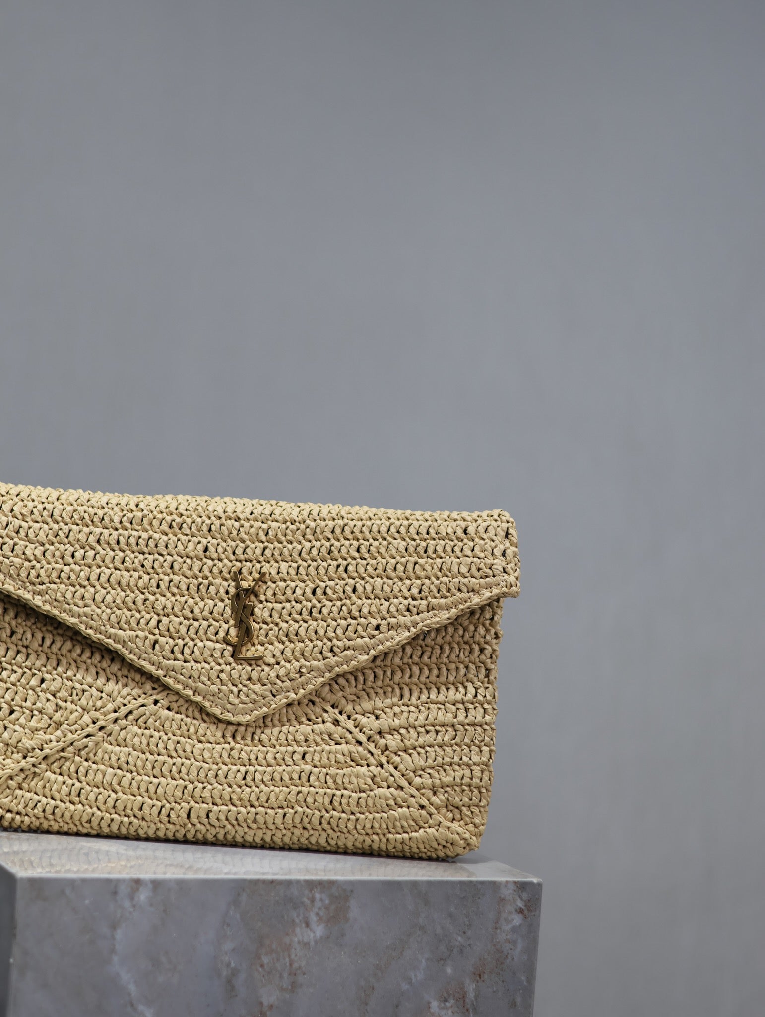 SAINT LAURENT ENVELOPE CLUTCH 29 IN BEIGE RAFFIA