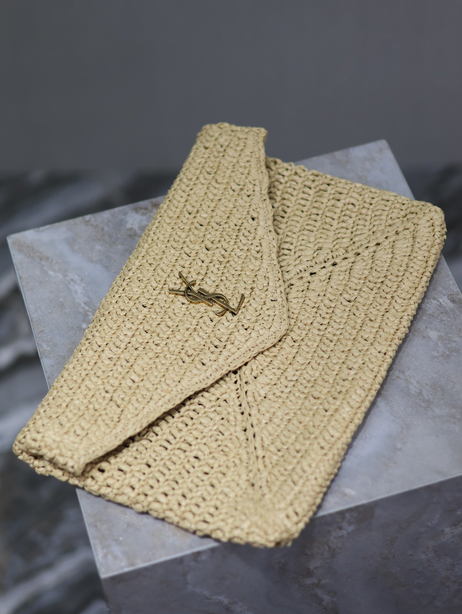 SAINT LAURENT ENVELOPE CLUTCH 29 IN BEIGE RAFFIA