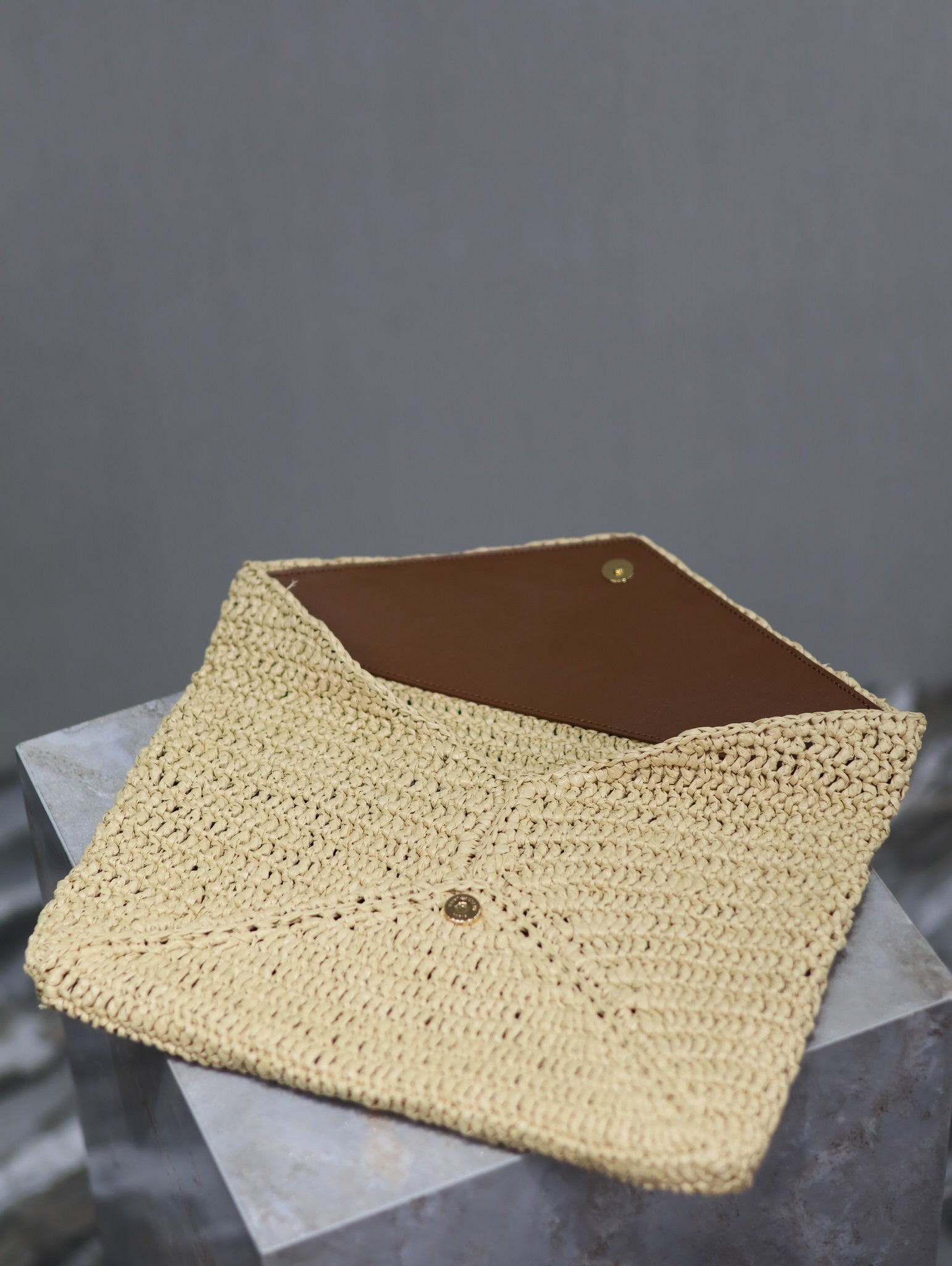 SAINT LAURENT ENVELOPE CLUTCH 29 IN BEIGE RAFFIA