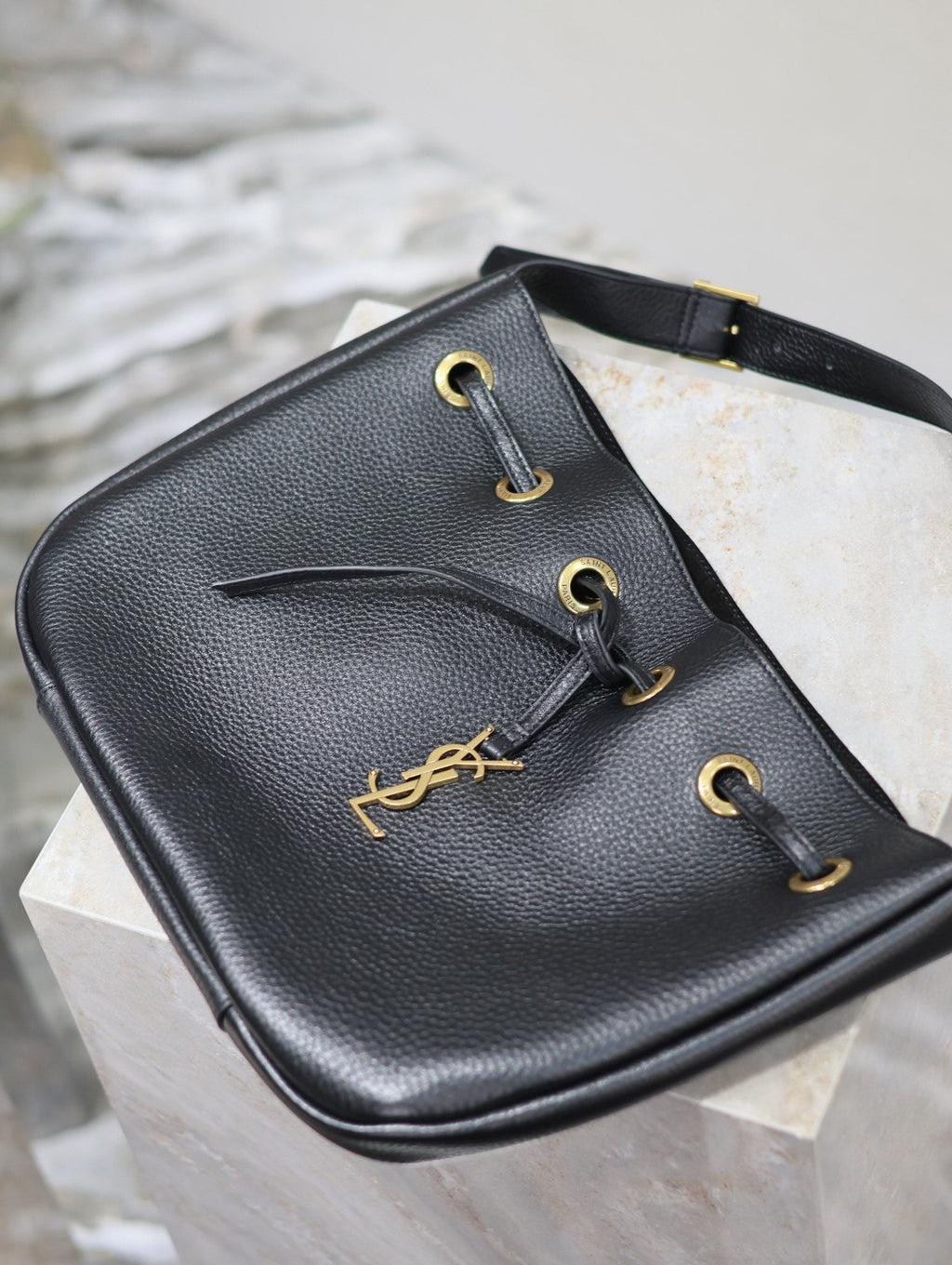 SAINT LAURENT PARIS VII SMALL HOBO 30 IN BLACK GRAINED LEATHER GOLD HARDWARE