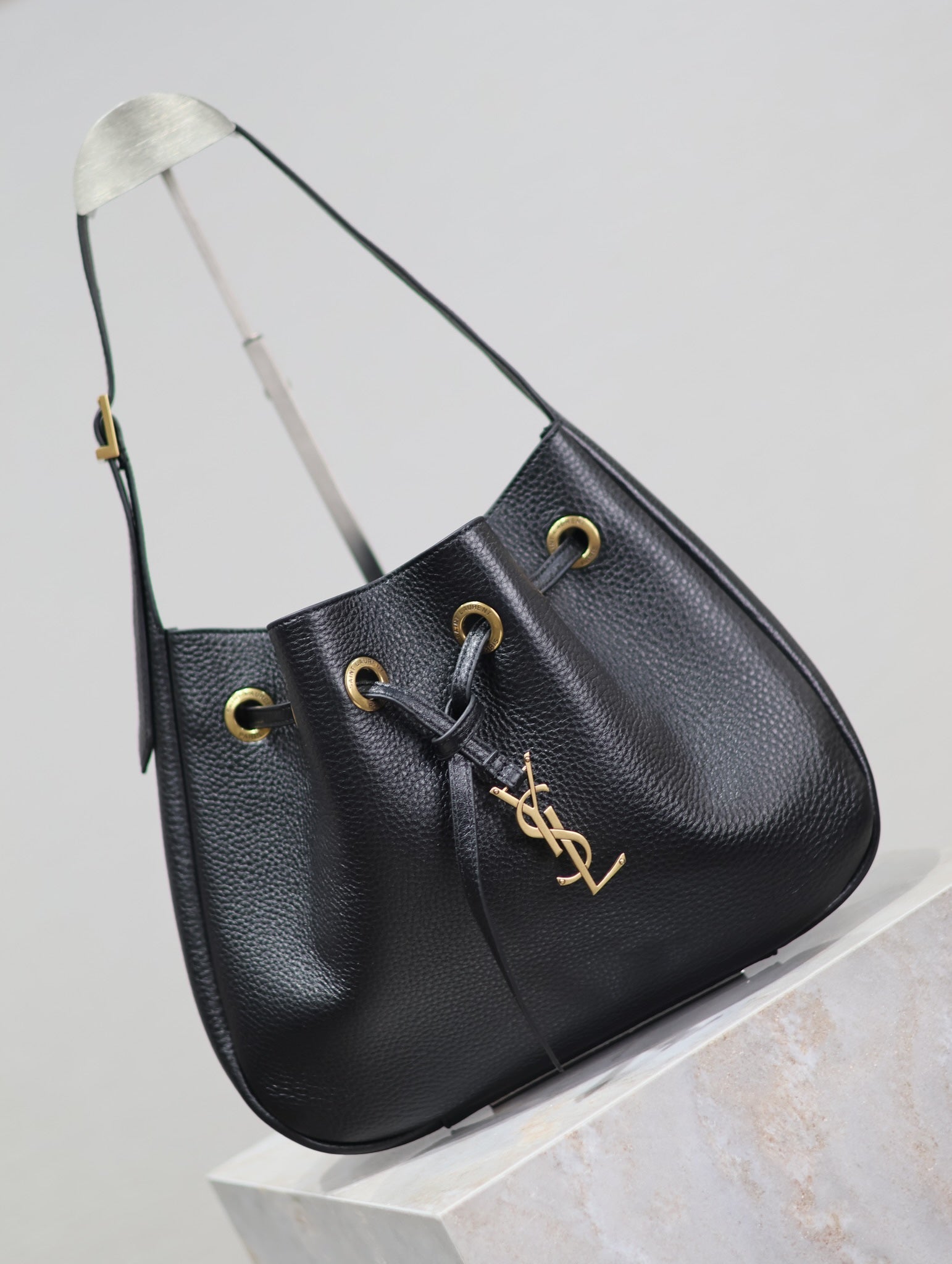 SAINT LAURENT PARIS VII SMALL HOBO 30 IN BLACK GRAINED LEATHER GOLD HARDWARE