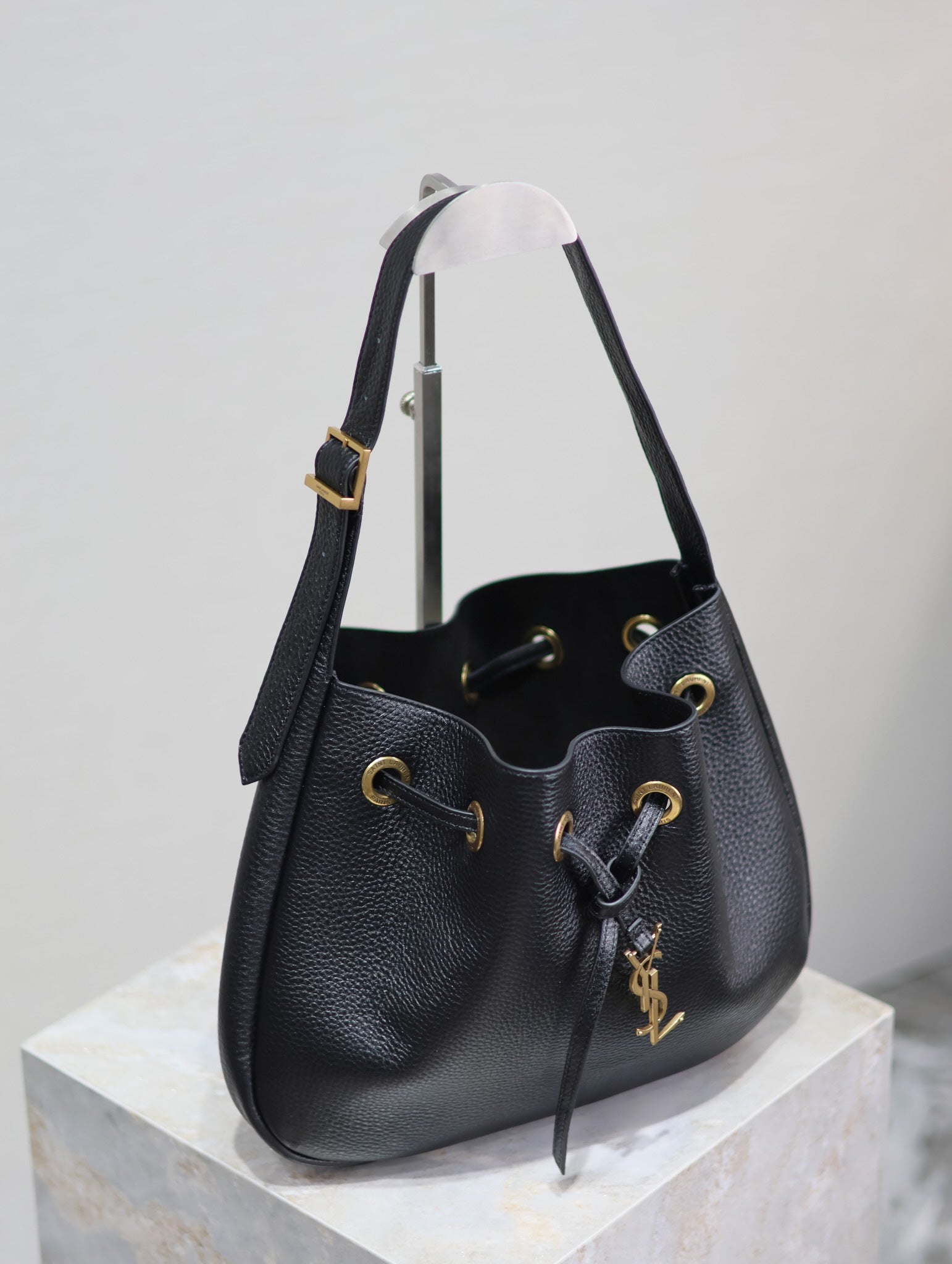 SAINT LAURENT PARIS VII SMALL HOBO 30 IN BLACK GRAINED LEATHER GOLD HARDWARE