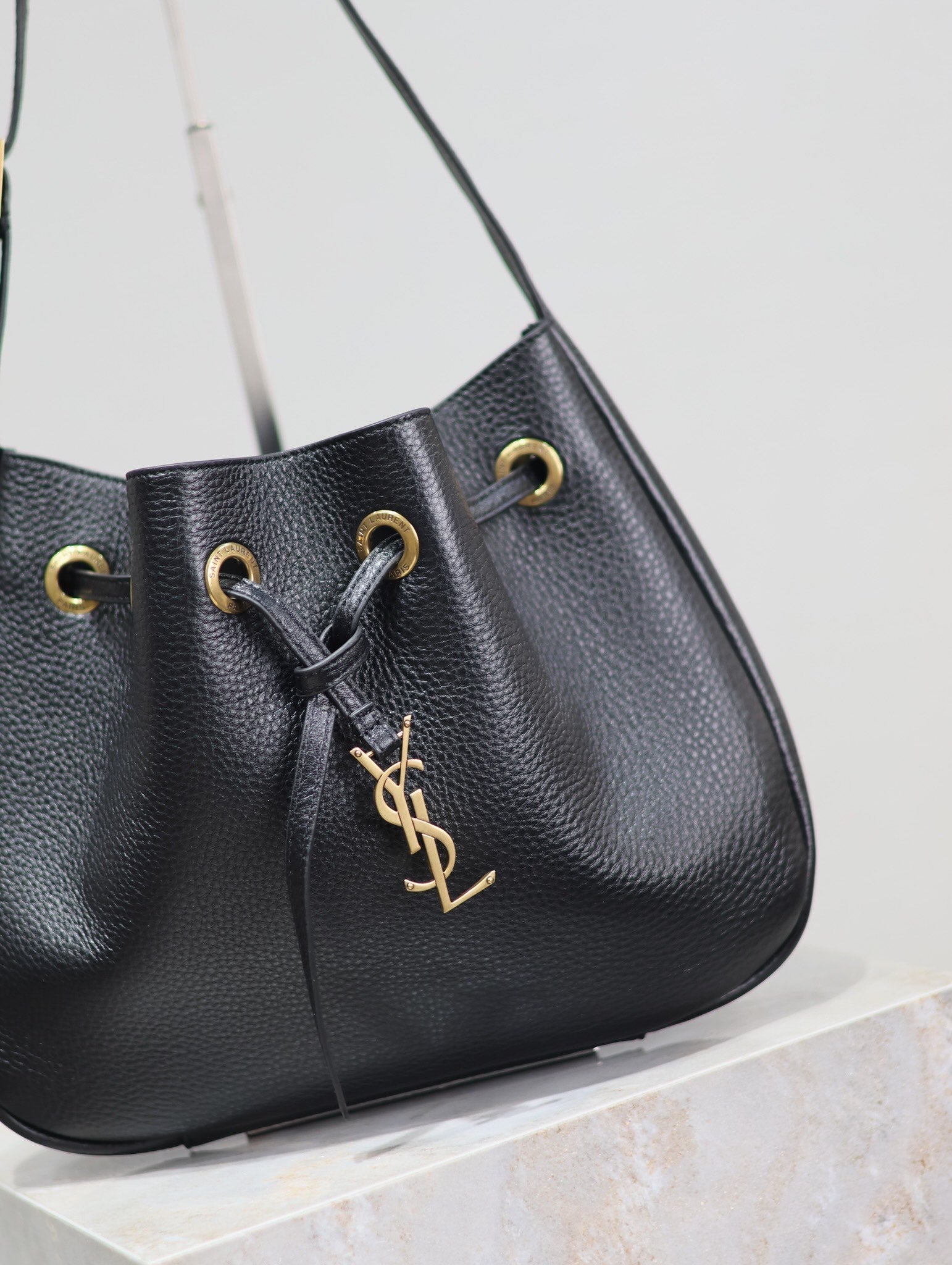 SAINT LAURENT PARIS VII SMALL HOBO 30 IN BLACK GRAINED LEATHER GOLD HARDWARE