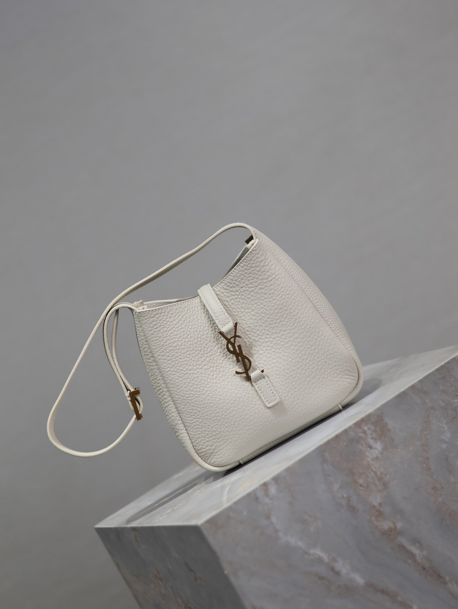 SAINT LAURENT YSL 25S LE 5 À 7 BAG 16 IN BLANC VINTAGE GRAINED CALFSKIN GOLD HARDWARE