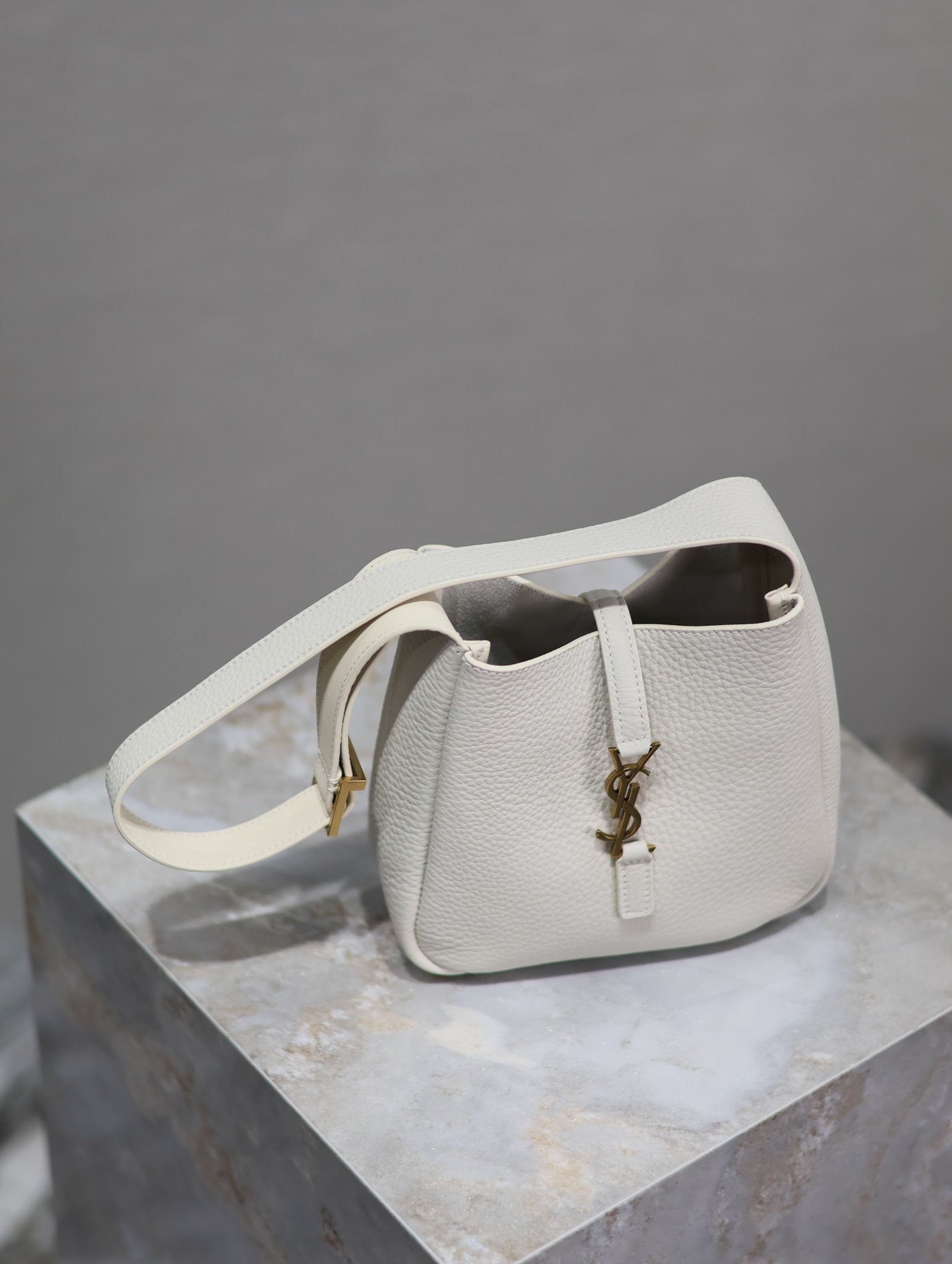 SAINT LAURENT YSL 25S LE 5 À 7 BAG 16 IN BLANC VINTAGE GRAINED CALFSKIN GOLD HARDWRE