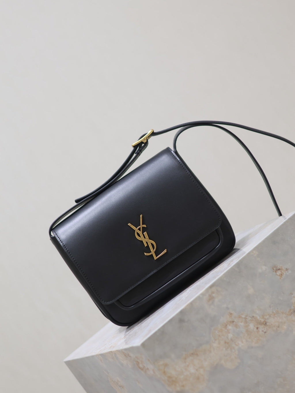 SAINT LAURENT NIKI BABY 22 IN BLACK CALFSKIN GOLD LOGO