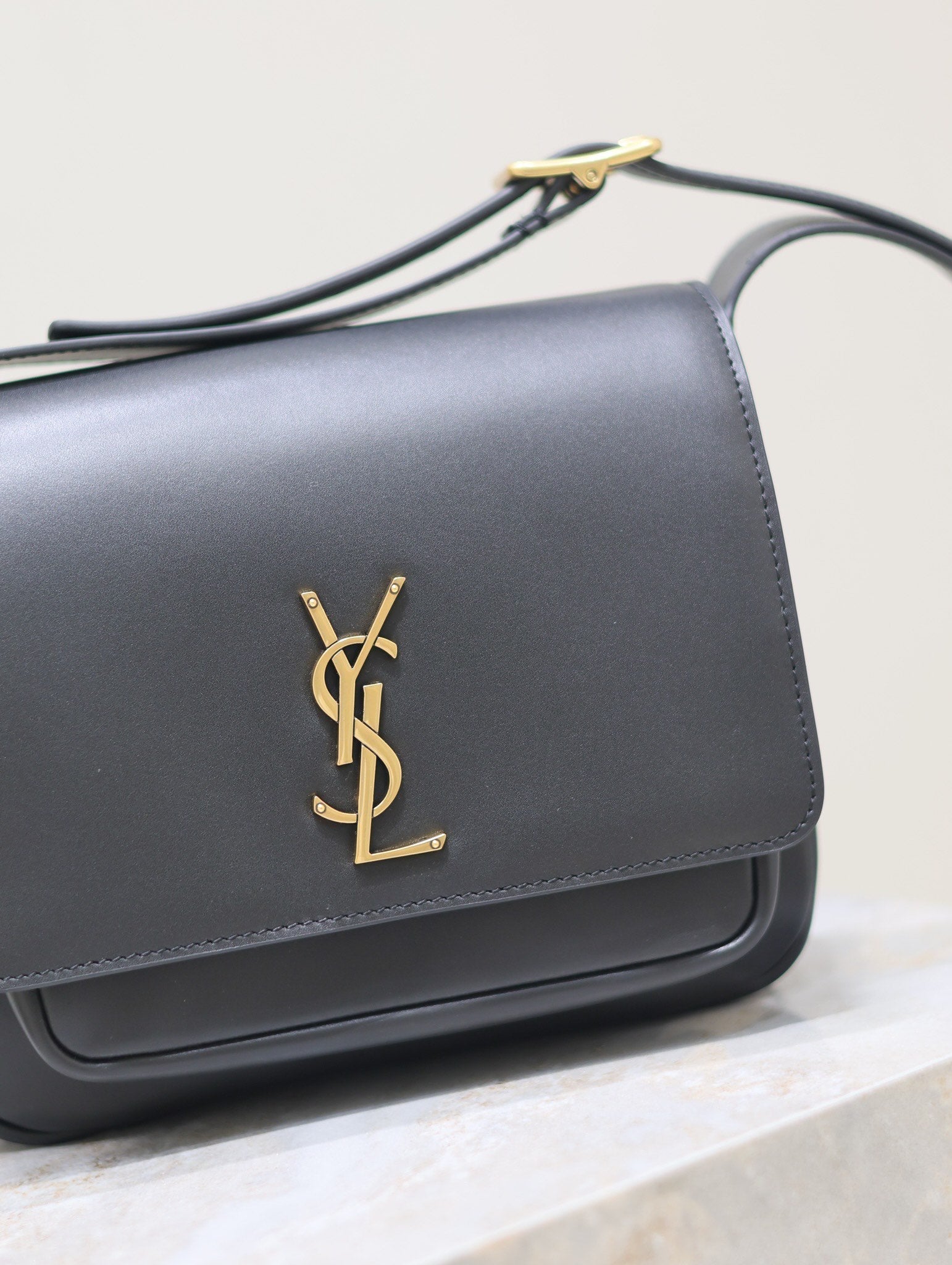 SAINT LAURENT NIKI BABY 22 IN BLACK CALFSKIN GOLD LOGO