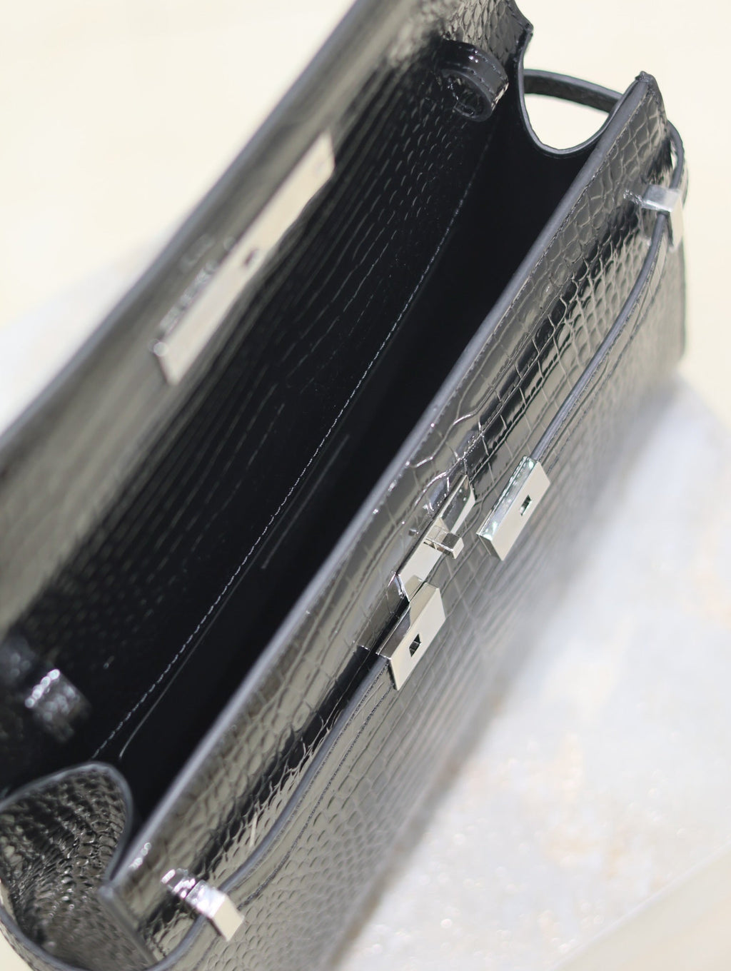 SAINT LAURENT MANHATTAN MEDIUM 29 IN BLACK CROCODILE-EMBOSSED CALFSKIN SILVER BUCKLE