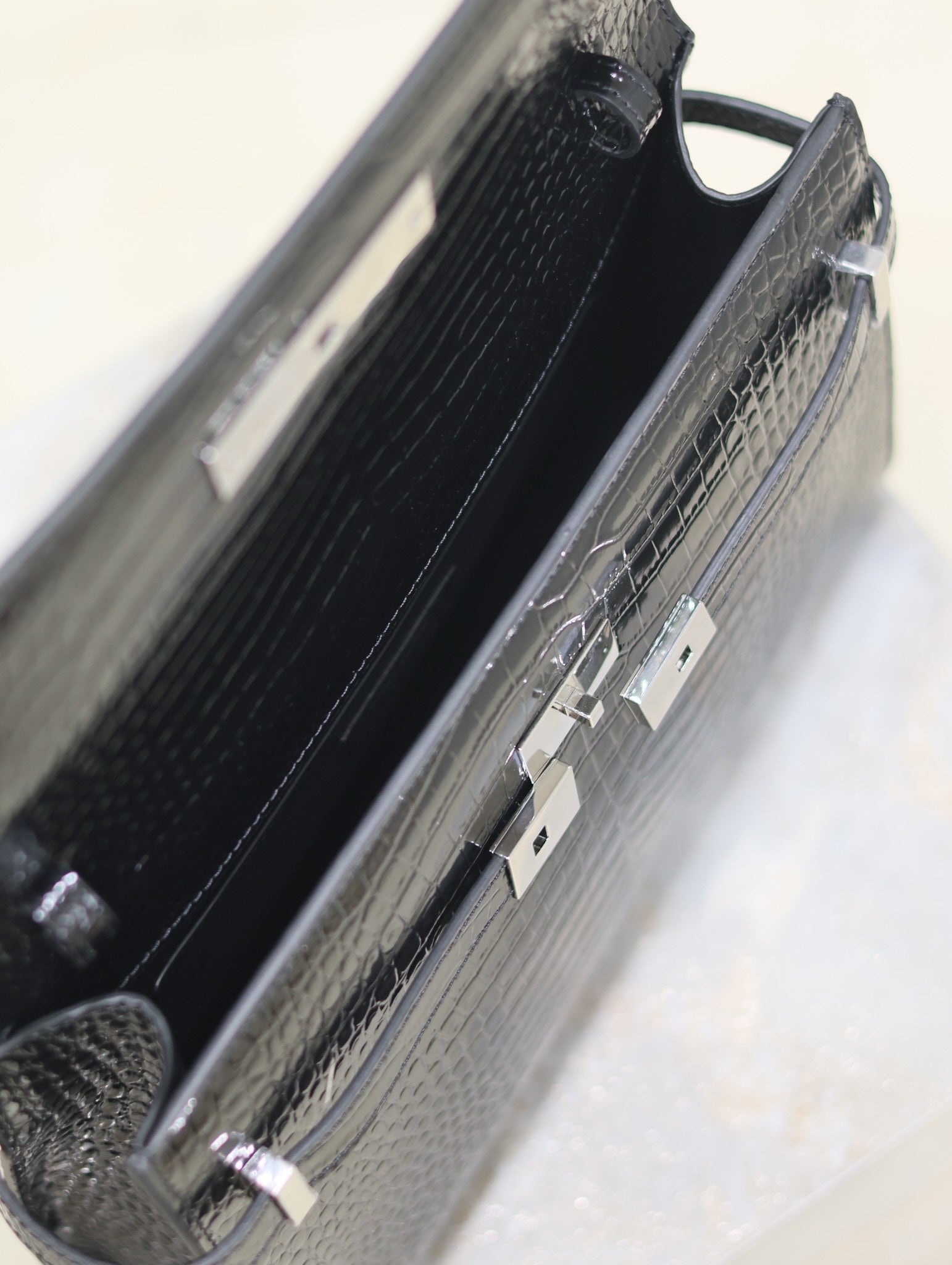 SAINT LAURENT MANHATTAN MEDIUM 29 IN BLACK CROCODILE-EMBOSSED CALFSKIN SILVER BUCKLE
