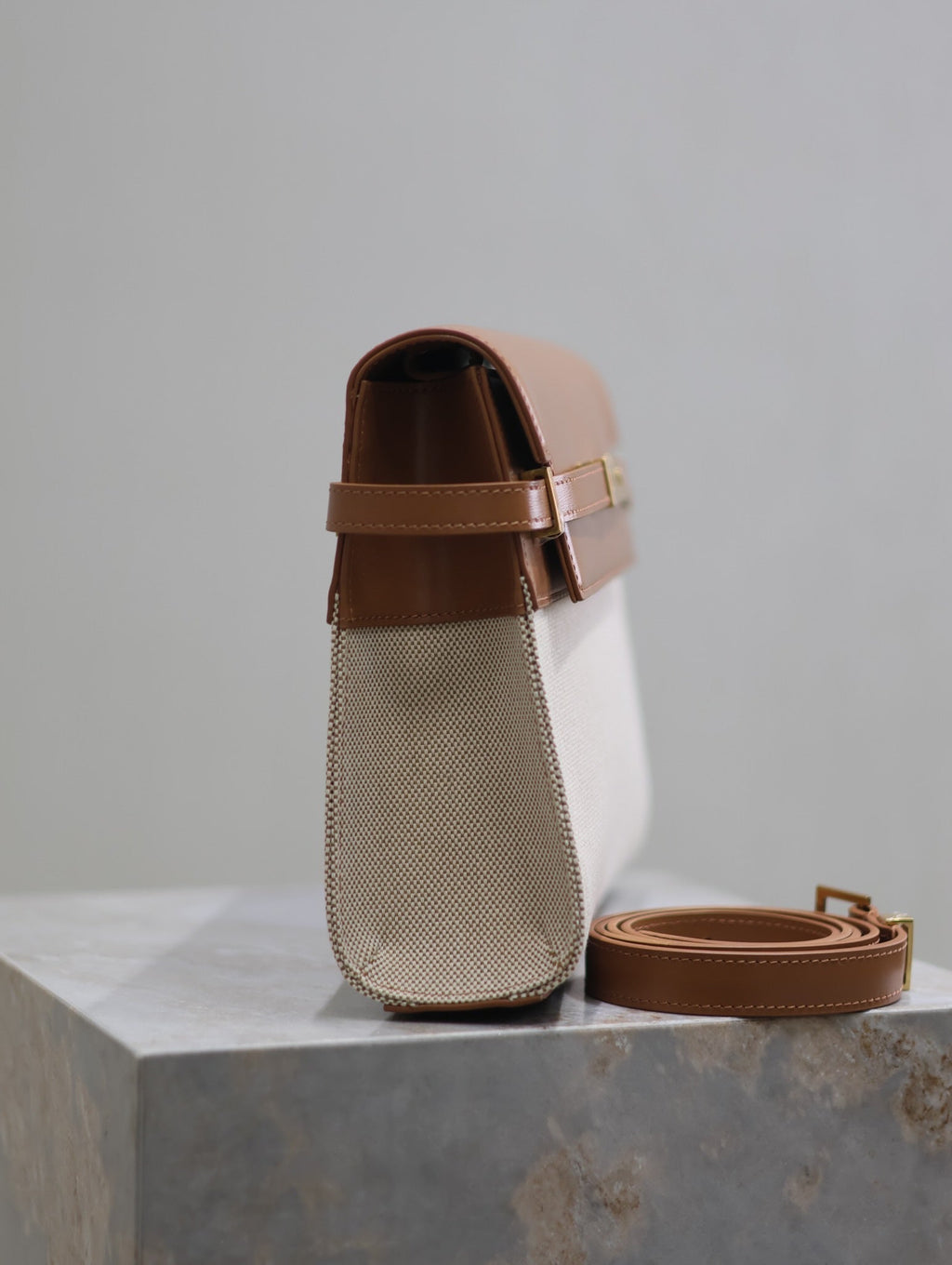 SAINT LAURENT MANHATTAN MEDIUM 29 IN WHITE CANVAS AND BROWN CALFSKIN GOLD BUCKLE