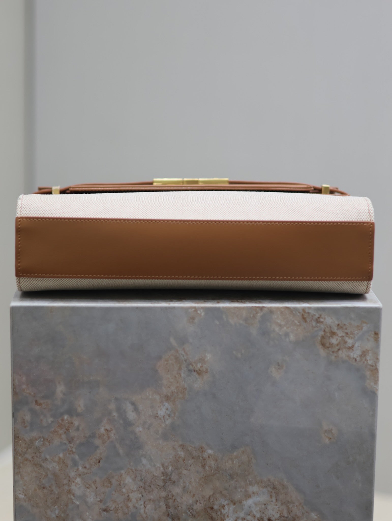 SAINT LAURENT MANHATTAN MEDIUM 29 IN WHITE CANVAS AND BROWN CALFSKIN GOLD BUCKLE