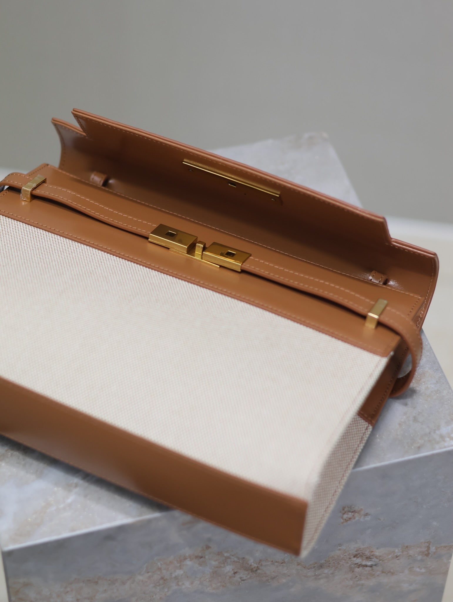 SAINT LAURENT MANHATTAN MEDIUM 29 IN WHITE CANVAS AND BROWN CALFSKIN GOLD BUCKLE