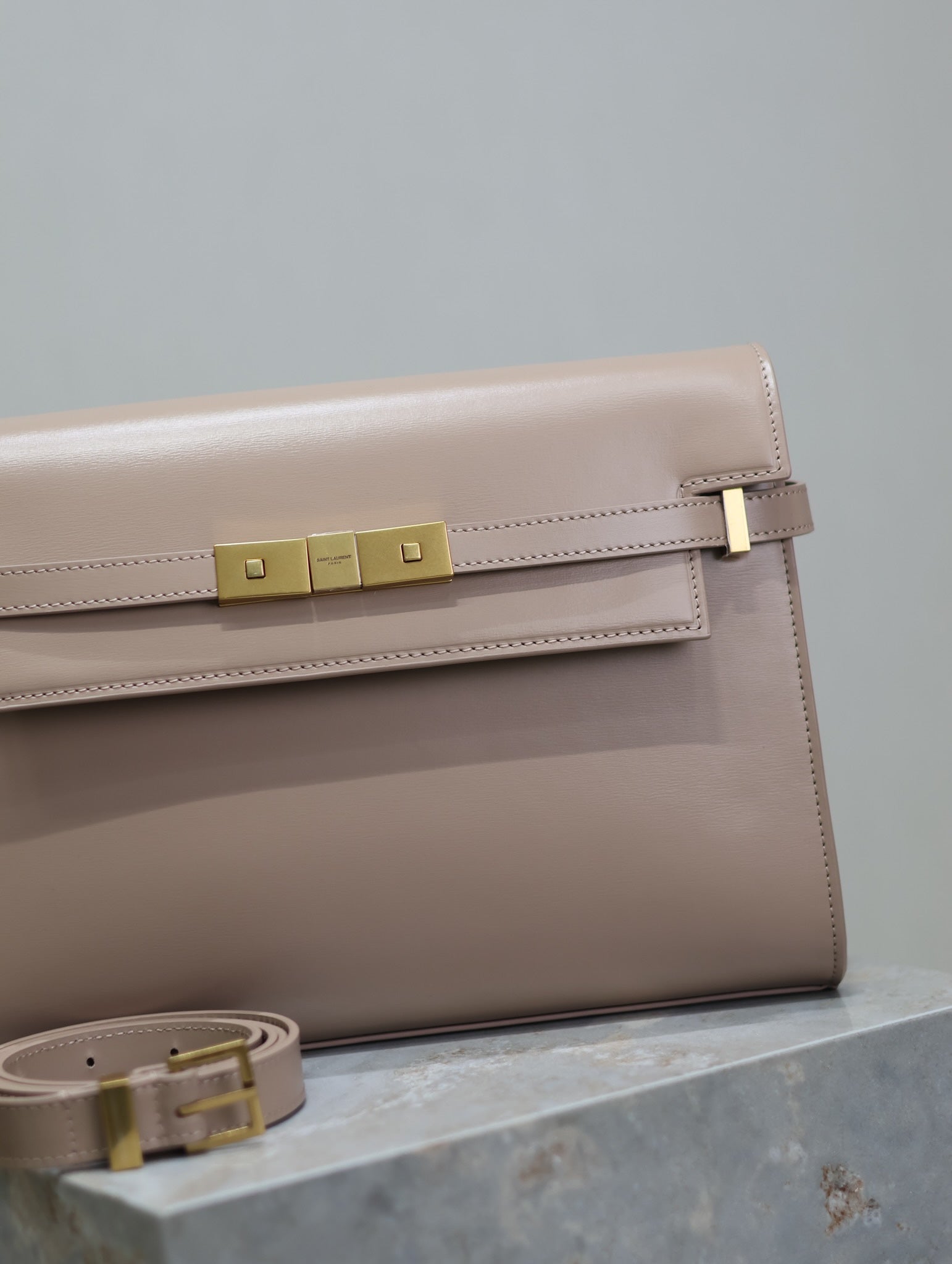 SAINT LAURENT MANHATTAN MEDIUM 29 IN DARK BEIGE SMOOTH CALFSKIN GOLD BUCKLE