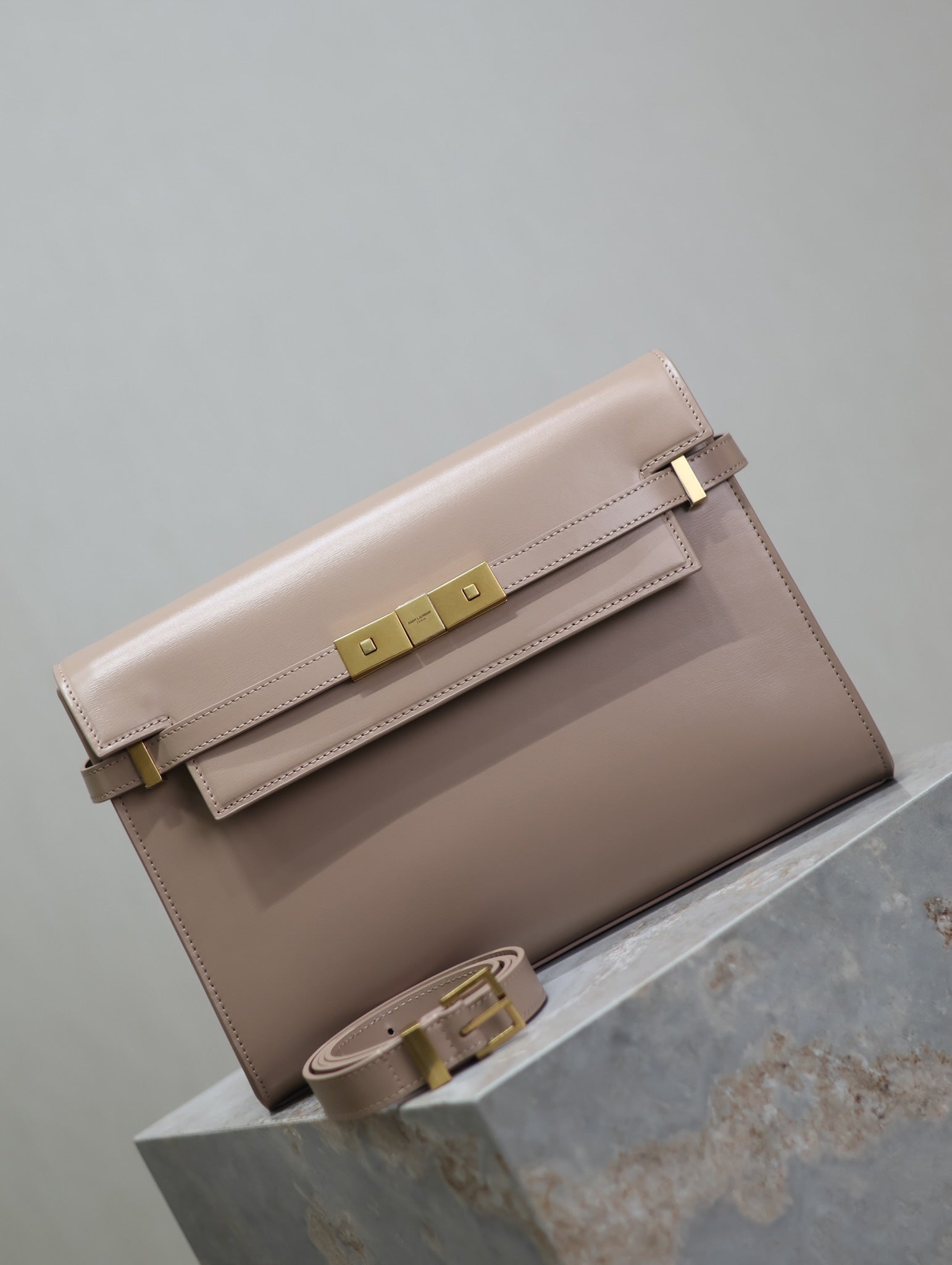 SAINT LAURENT MANHATTAN MEDIUM 29 IN DARK BEIGE SMOOTH CALFSKIN GOLD BUCKLE
