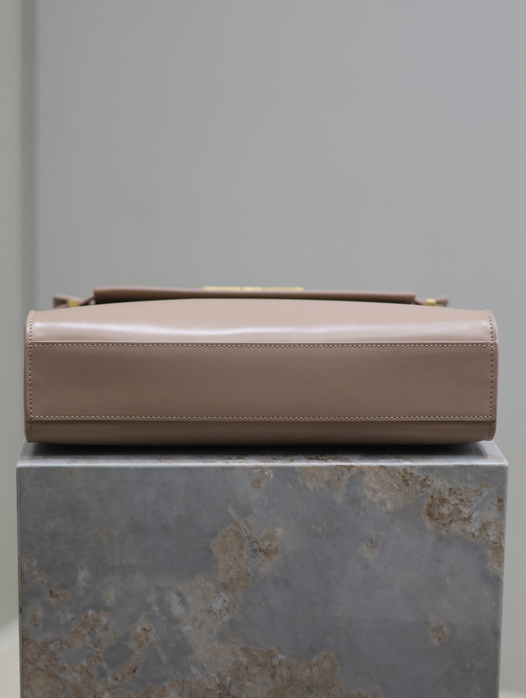 SAINT LAURENT MANHATTAN MEDIUM 29 IN DARK BEIGE SMOOTH CALFSKIN GOLD BUCKLE