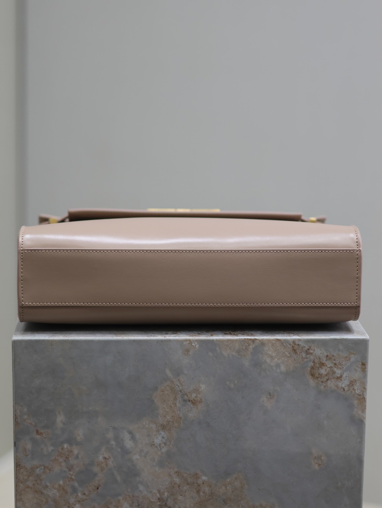 SAINT LAURENT MANHATTAN MEDIUM 29 IN DARK BEIGE SMOOTH CALFSKIN GOLD BUCKLE