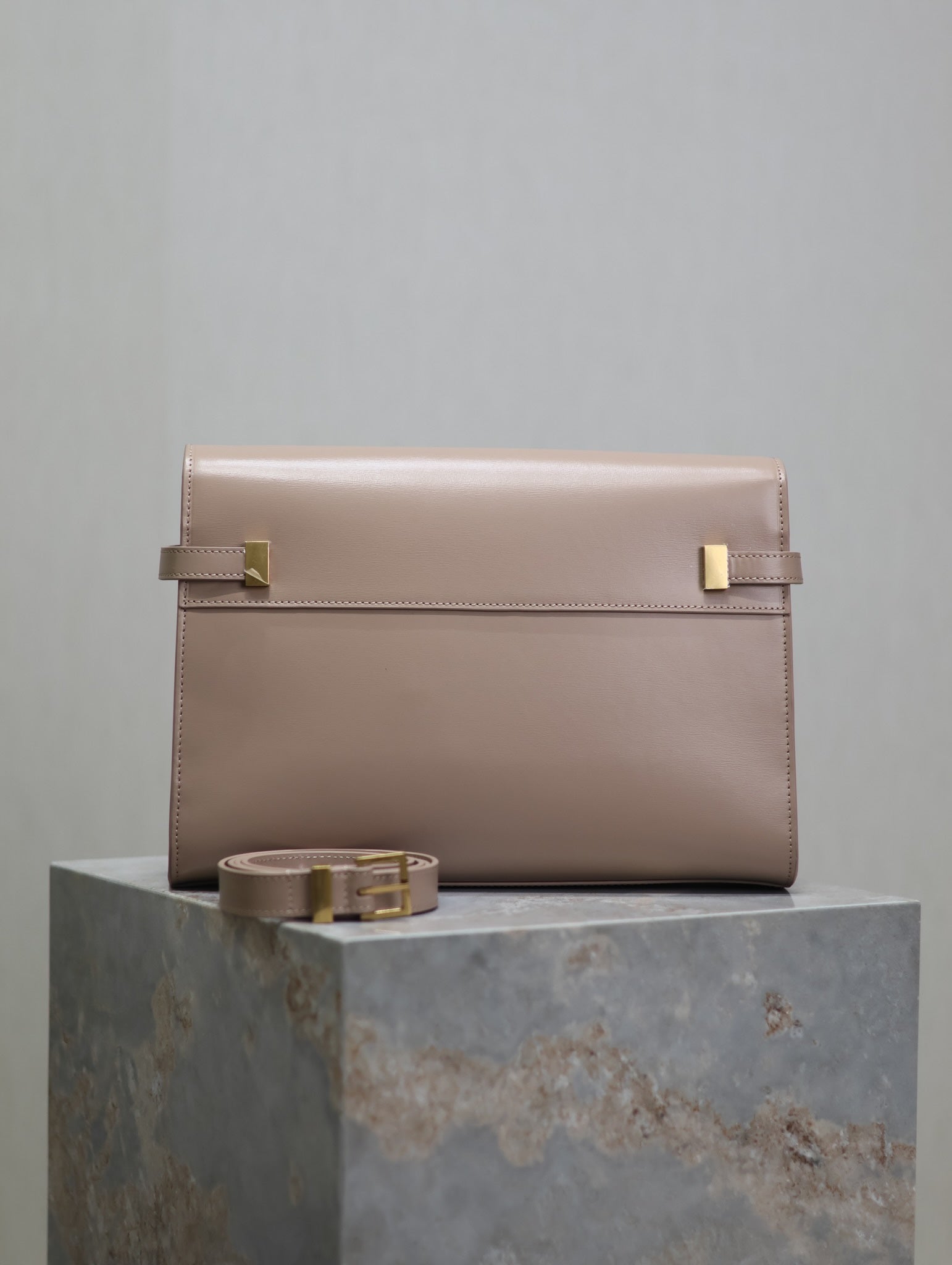 SAINT LAURENT MANHATTAN MEDIUM 29 IN DARK BEIGE SMOOTH CALFSKIN GOLD BUCKLE