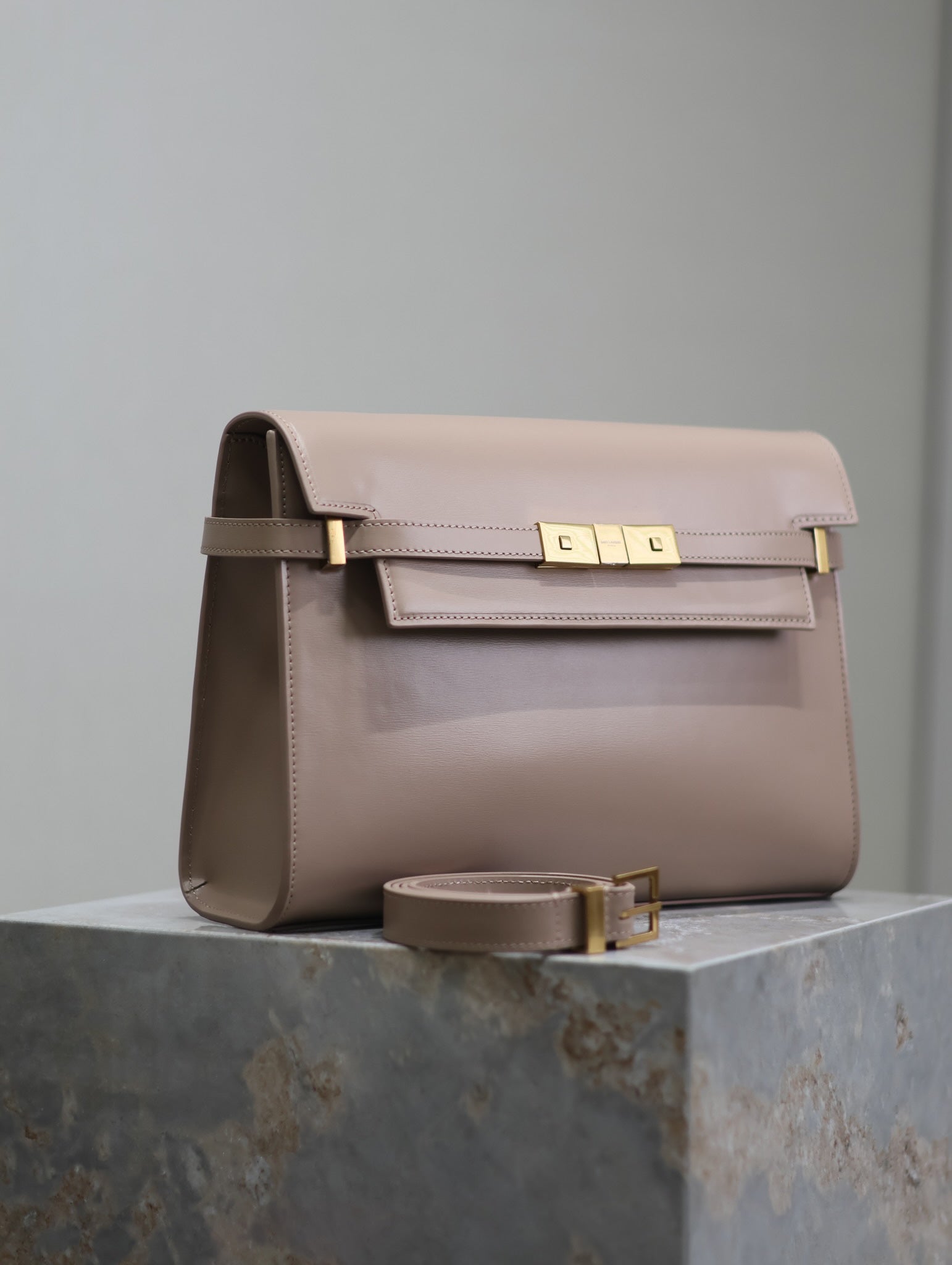 SAINT LAURENT MANHATTAN MEDIUM 29 IN DARK BEIGE SMOOTH CALFSKIN GOLD BUCKLE