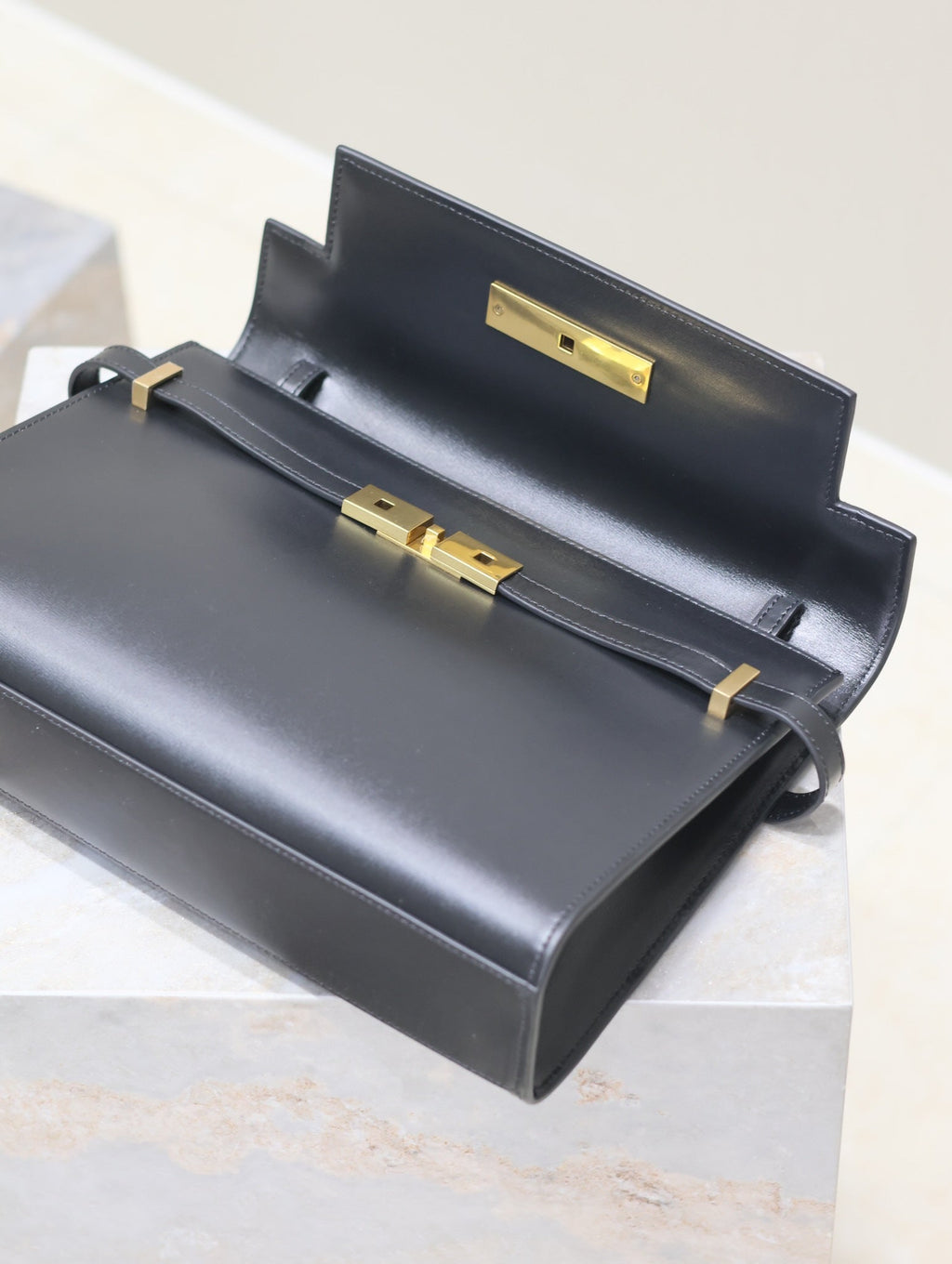SAINT LAURENT MANHATTAN MEDIUM 29 IN BLACK SMOOTH CALFSKIN GOLD BUCKLE