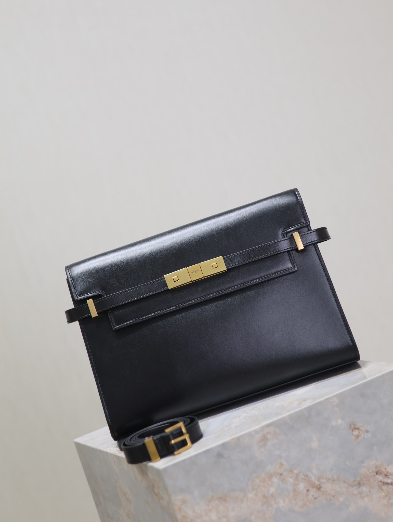 SAINT LAURENT MANHATTAN MEDIUM 29 IN BLACK SMOOTH CALFSKIN GOLD BUCKLE