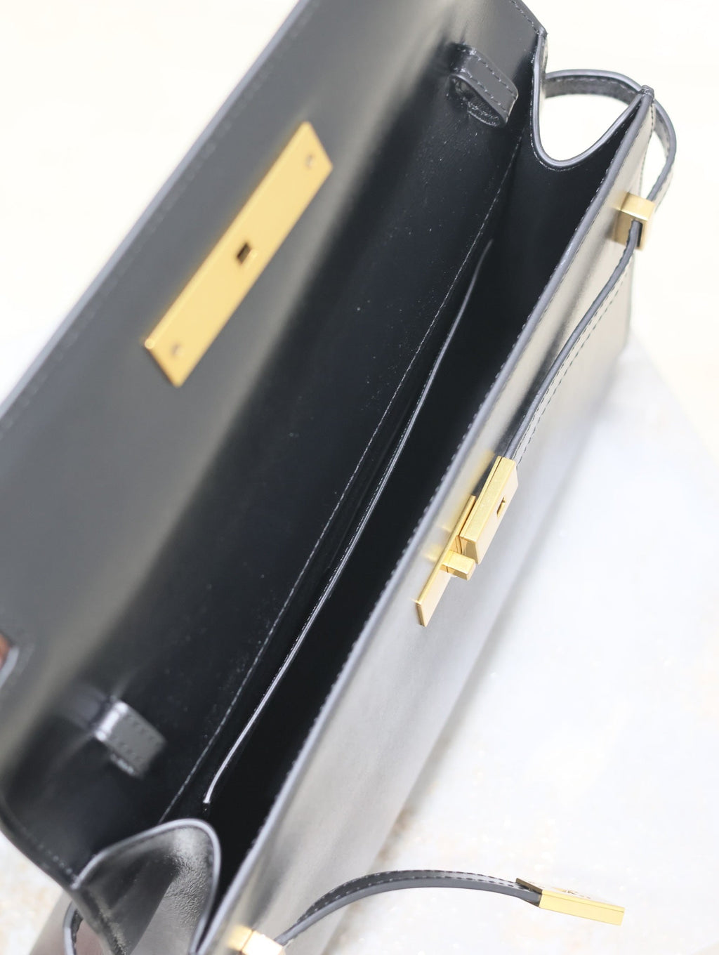 SAINT LAURENT MANHATTAN MEDIUM 29 IN BLACK SMOOTH CALFSKIN GOLD BUCKLE