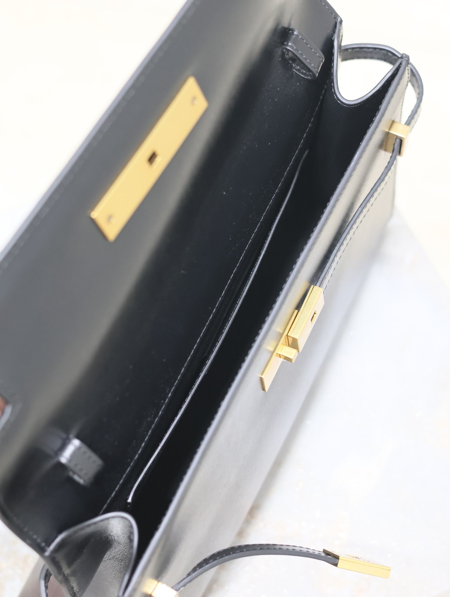 SAINT LAURENT MANHATTAN MEDIUM 29 IN BLACK SMOOTH CALFSKIN GOLD BUCKLE