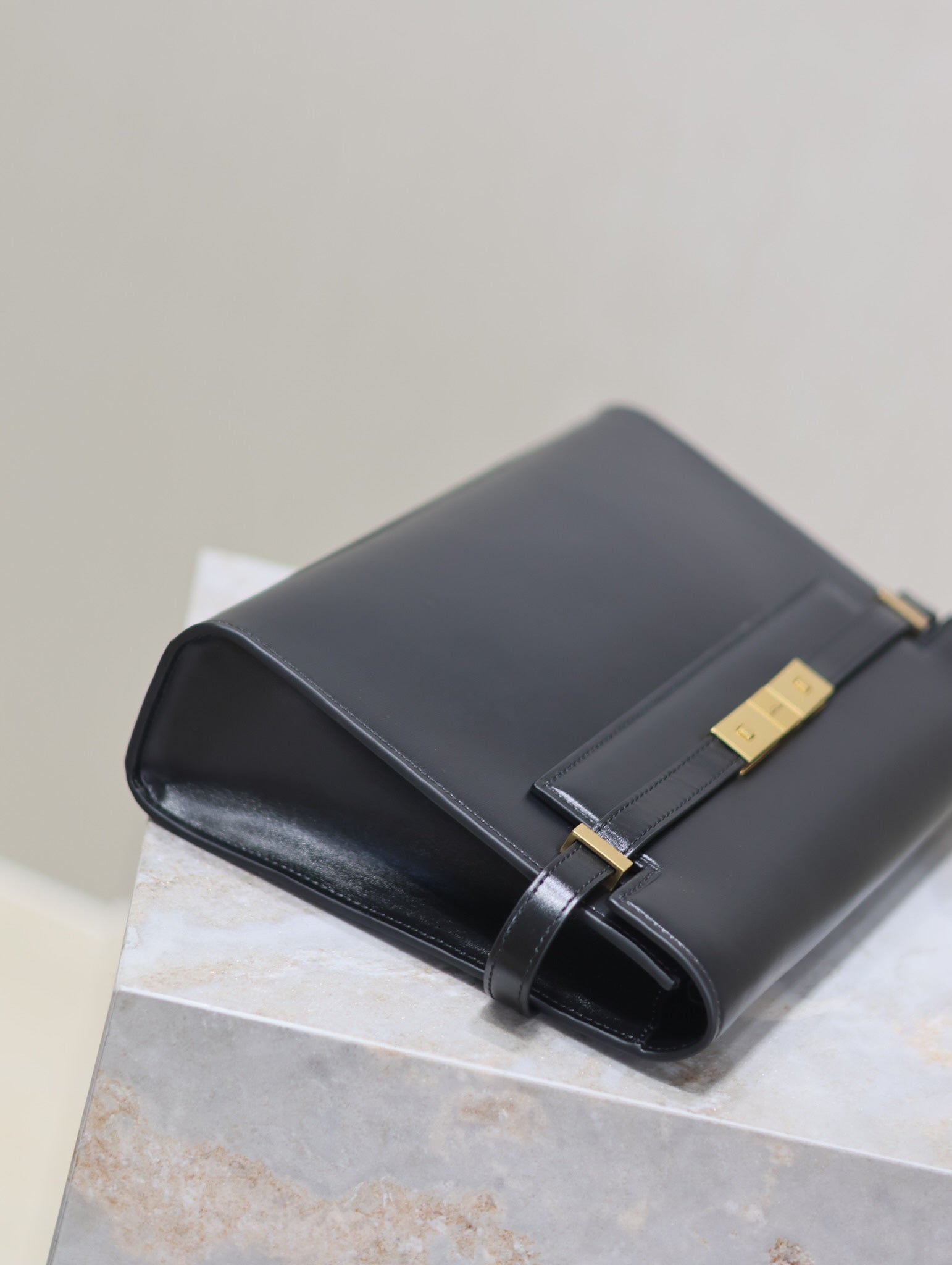 SAINT LAURENT MANHATTAN MEDIUM 29 IN BLACK SMOOTH CALFSKIN GOLD BUCKLE