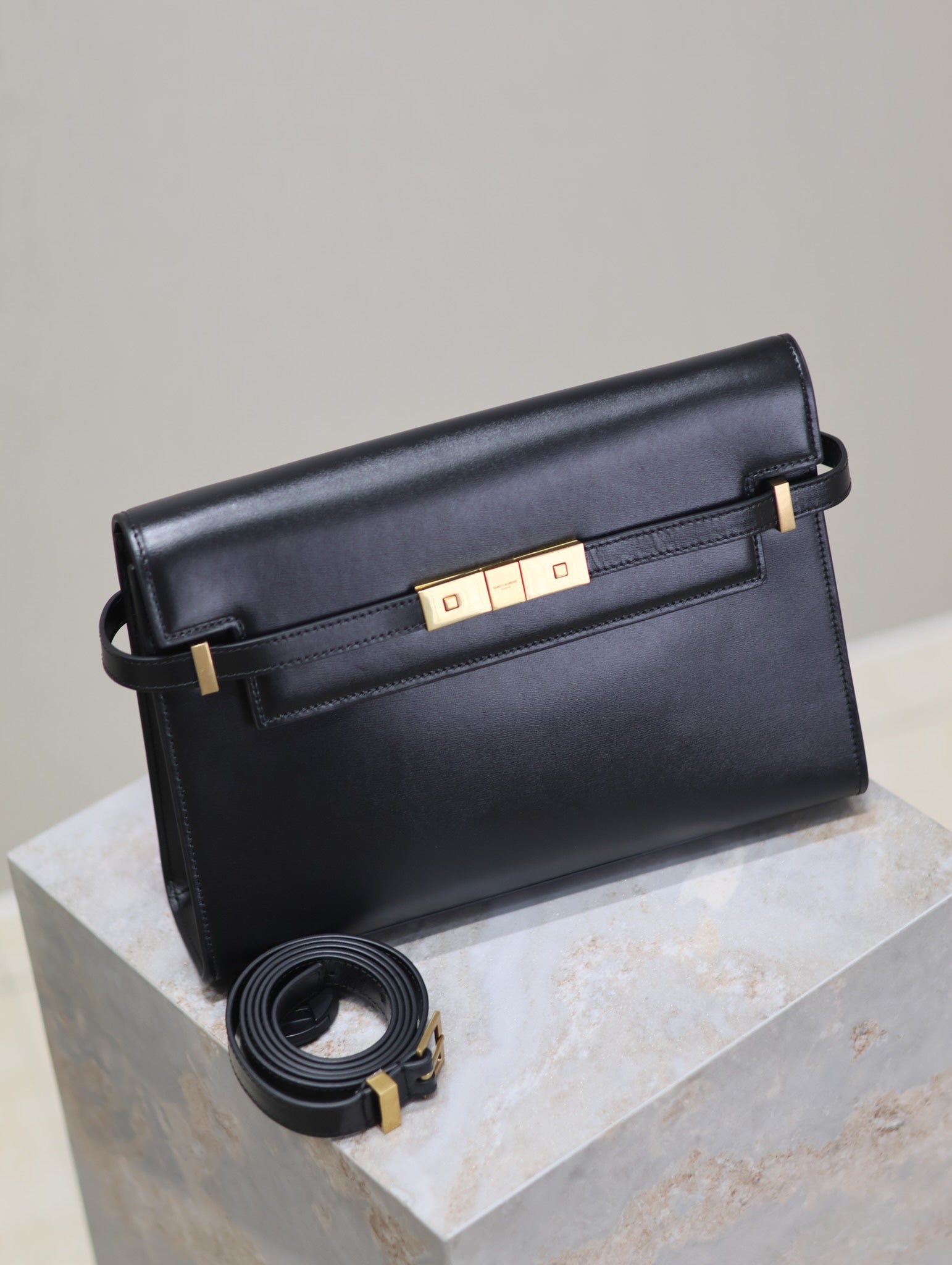 SAINT LAURENT MANHATTAN MEDIUM 29 IN BLACK SMOOTH CALFSKIN GOLD BUCKLE