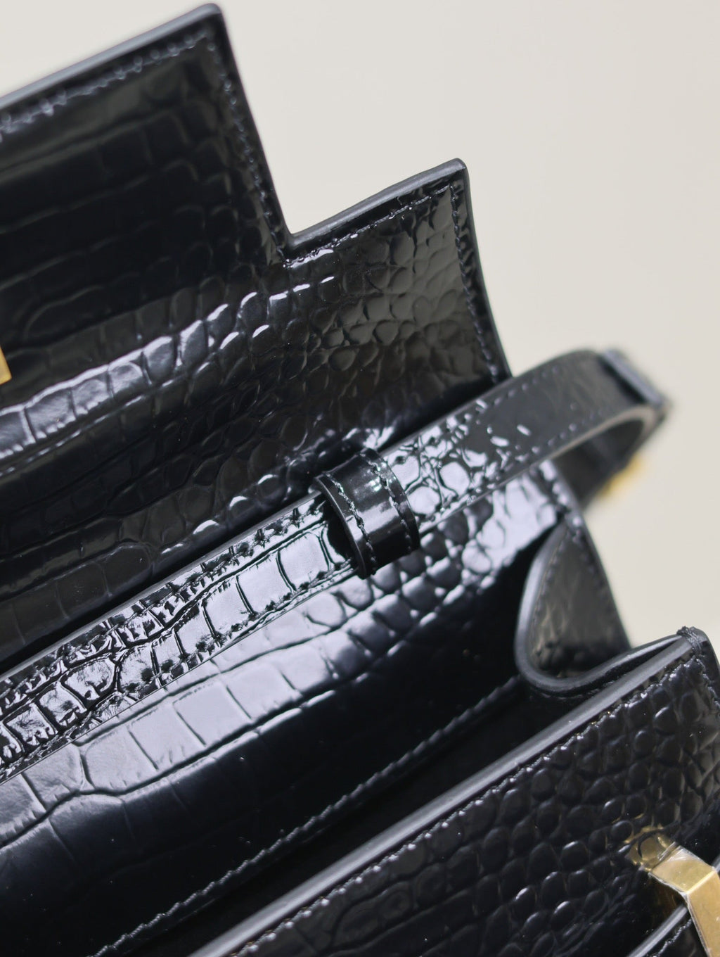 SAINT LAURENT MANHATTAN SMALL 24 IN BLACK CROCODILE PATTERN GLOSSY CALFSKIN GOLD BUCKLE