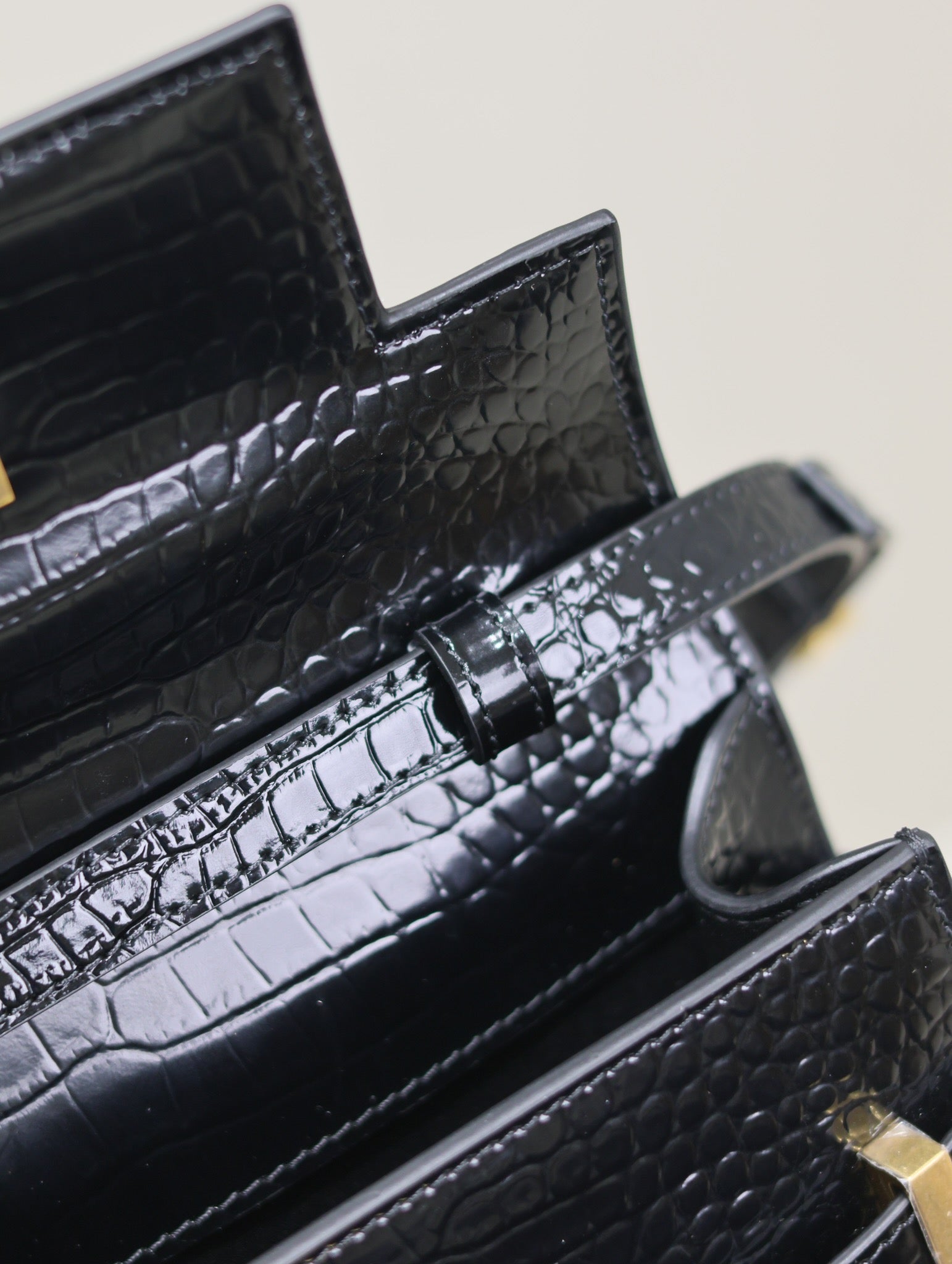 SAINT LAURENT MANHATTAN SMALL 24 IN BLACK CROCODILE PATTERN GLOSSY CALFSKIN GOLD BUCKLE