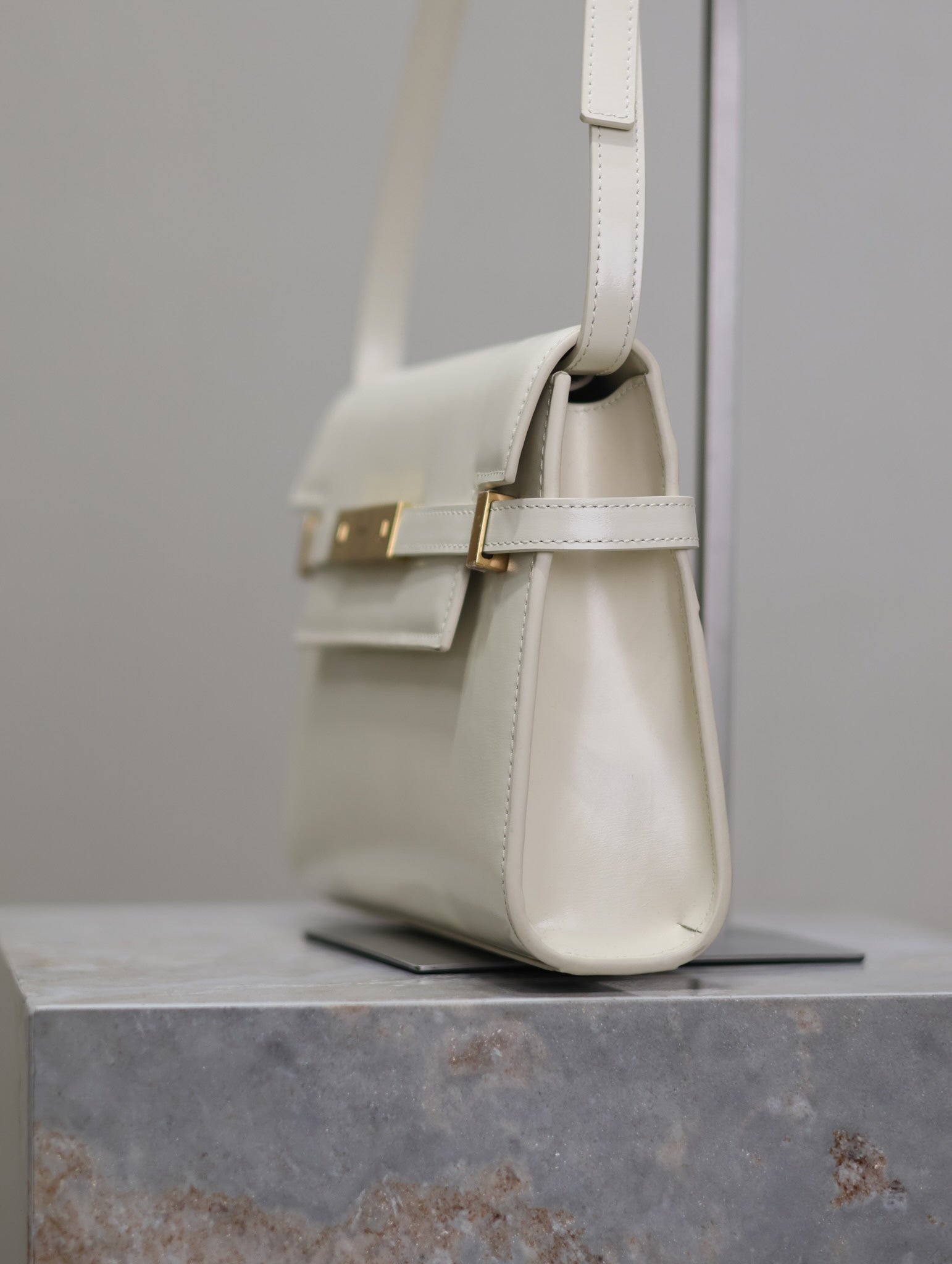 SAINT LAURENT MANHATTAN SMALL 24 IN WHITE SMOOTH LAMBSKIN GOLD HARDWARE