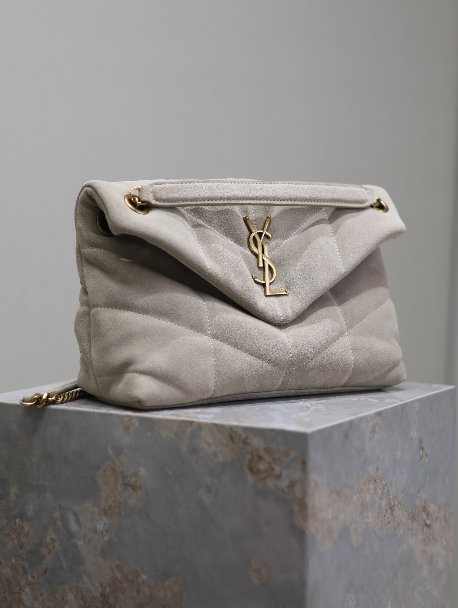 SAINT LAURENT YSL 25S LOULOU PUFFER MM 29 IN SMOKEY TAUPE SUEDE GOLD HARDWRE