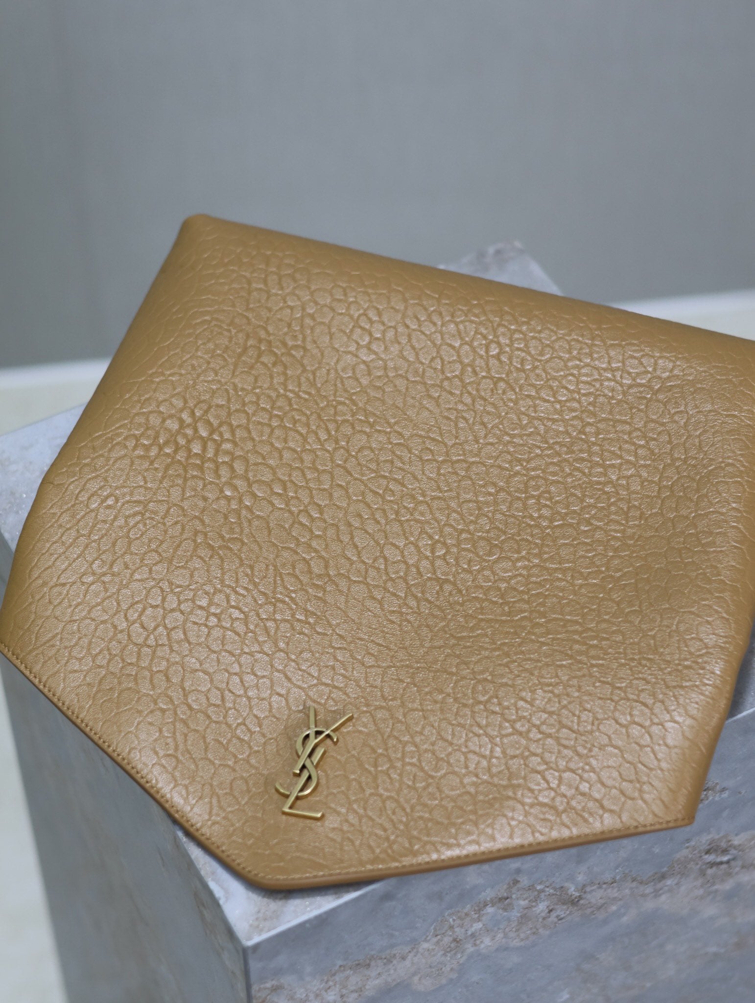 SAINT LAURENT ENVELOPE CLUTCH 29 IN EARTHY YELLOW LAMBSKIN COPPER LOGO