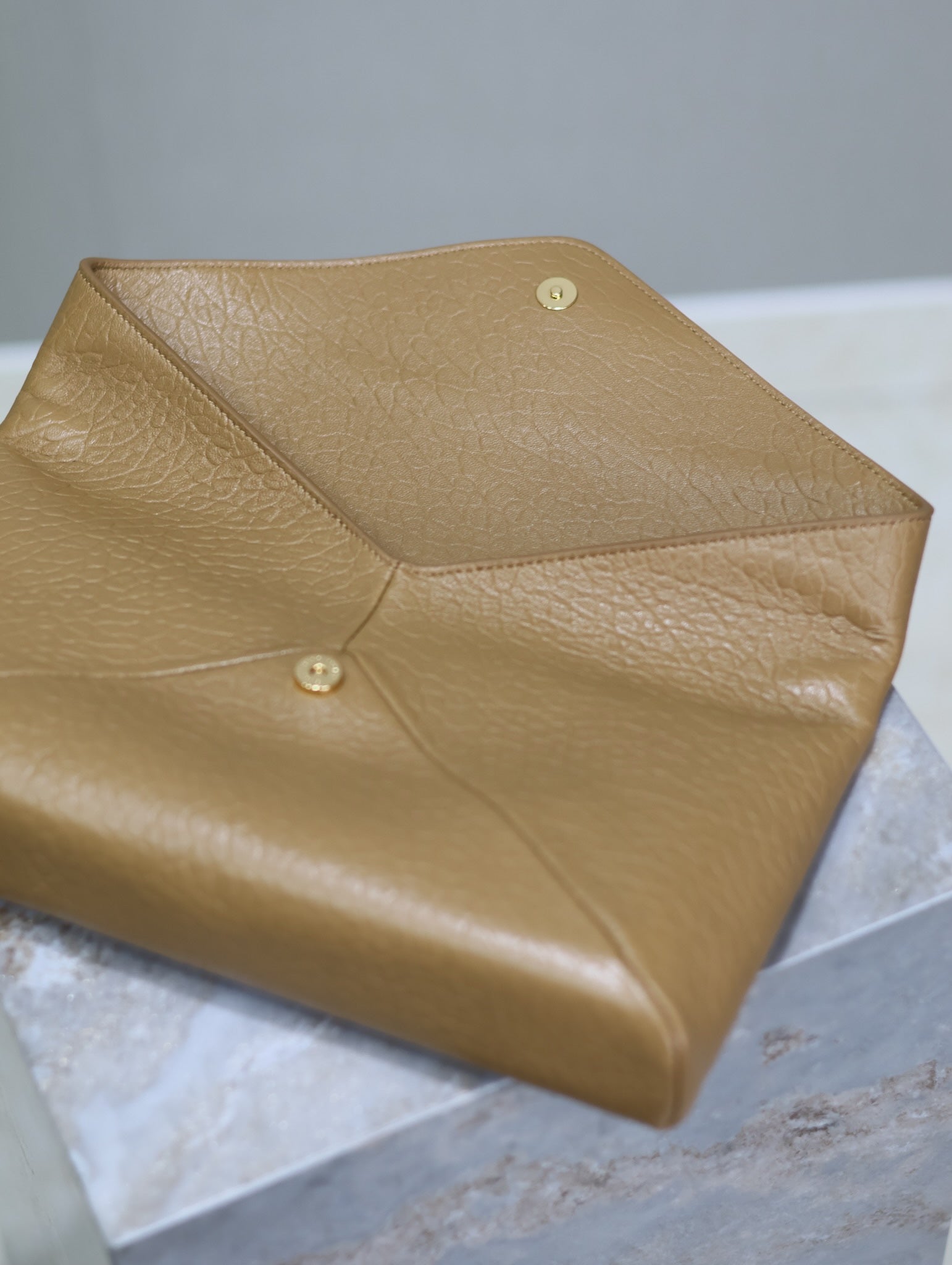 SAINT LAURENT ENVELOPE CLUTCH 29 IN EARTHY YELLOW LAMBSKIN COPPER LOGO