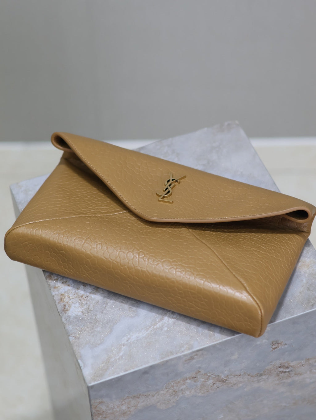SAINT LAURENT ENVELOPE CLUTCH 29 IN EARTHY YELLOW LAMBSKIN COPPER LOGO