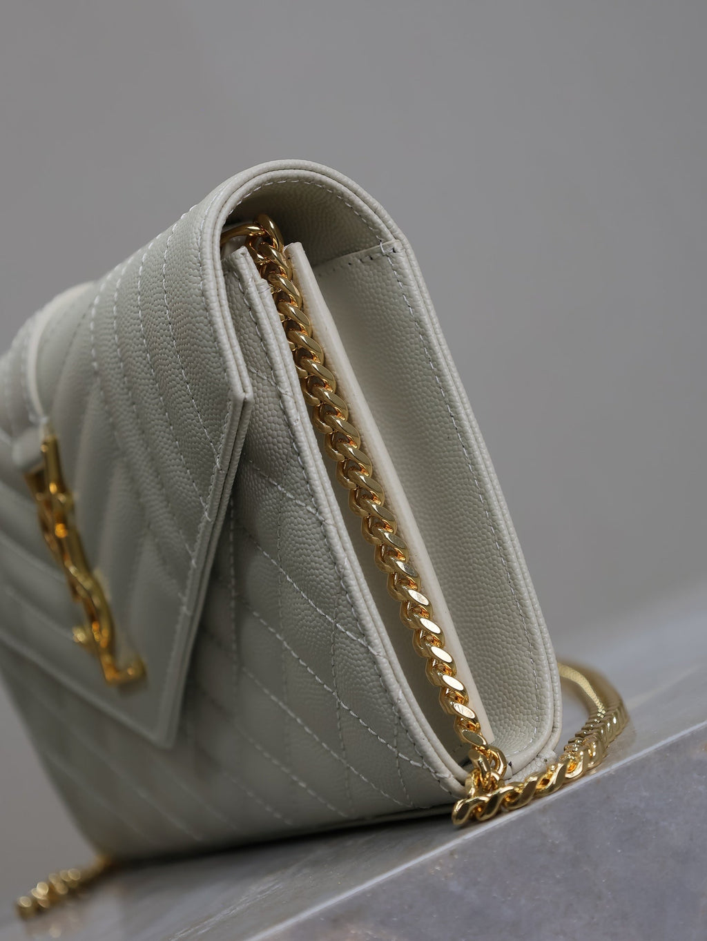 SAINT LAURENT ENVELOPE CHAIN BAG 22 IN WHITE LAMBSKIN GOLD HARDWARE