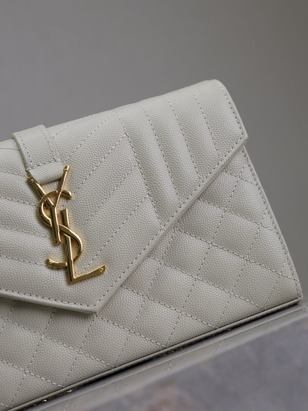 SAINT LAURENT ENVELOPE CHAIN BAG 22 IN WHITE LAMBSKIN GOLD HARDWARE