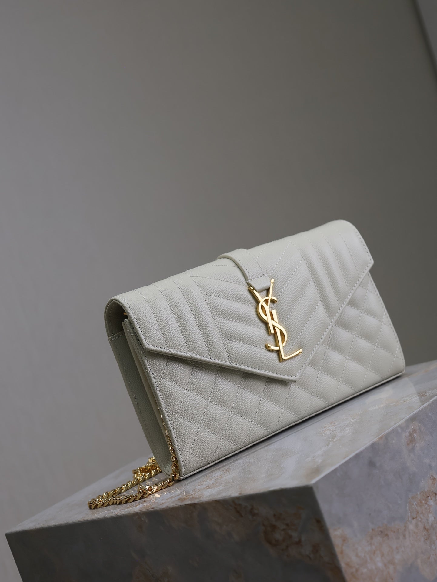 SAINT LAURENT ENVELOPE CHAIN BAG 22 IN WHITE LAMBSKIN GOLD HARDWARE