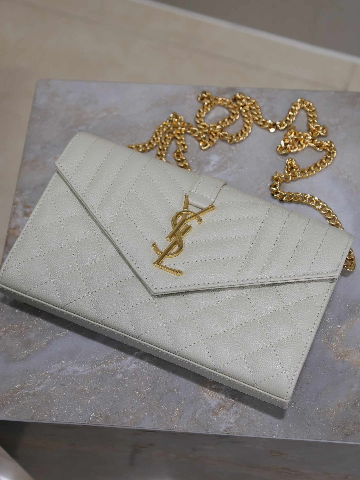 SAINT LAURENT ENVELOPE CHAIN BAG 22 IN WHITE LAMBSKIN GOLD HARDWARE