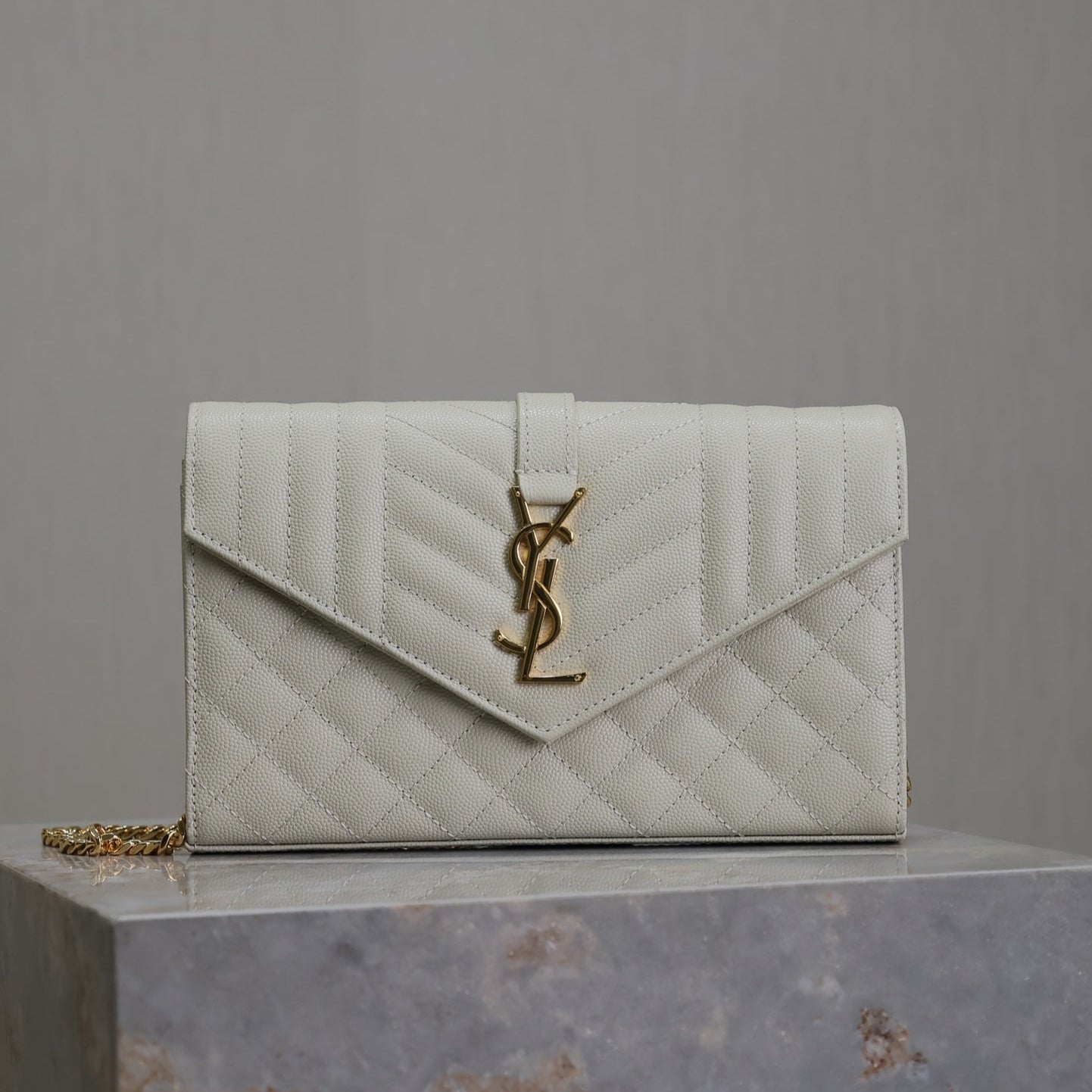 SAINT LAURENT ENVELOPE CHAIN BAG 22 IN LIGHT GRAY LAMBSKIN GOLD HARDWARE