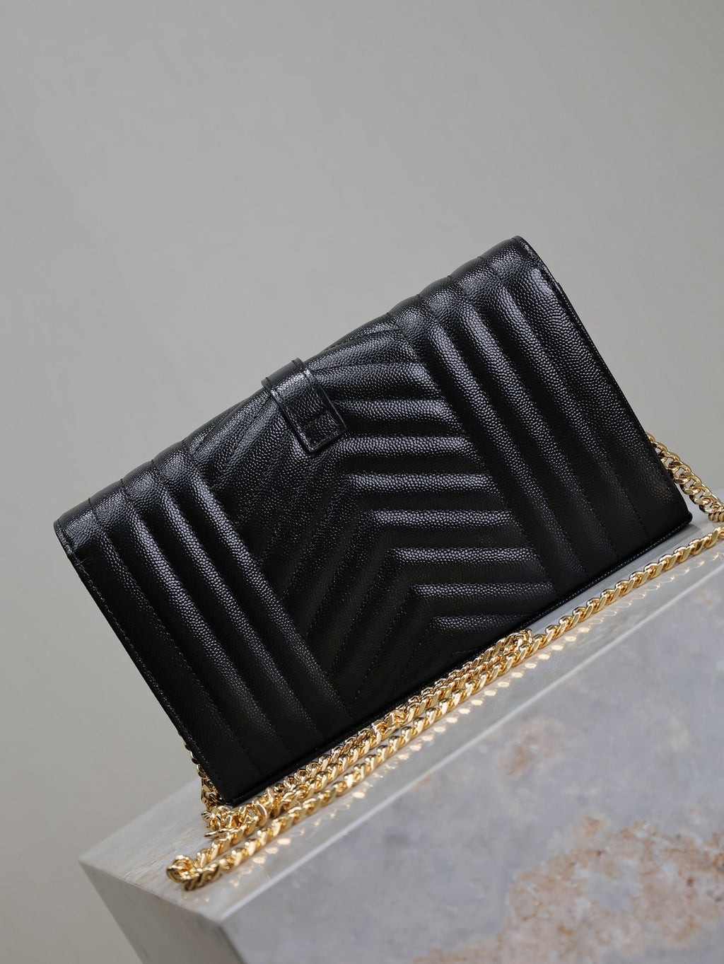 SAINT LAURENT ENVELOPE CHAIN BAG 22 IN BLACK LAMBSKIN GOLD HARDWARE