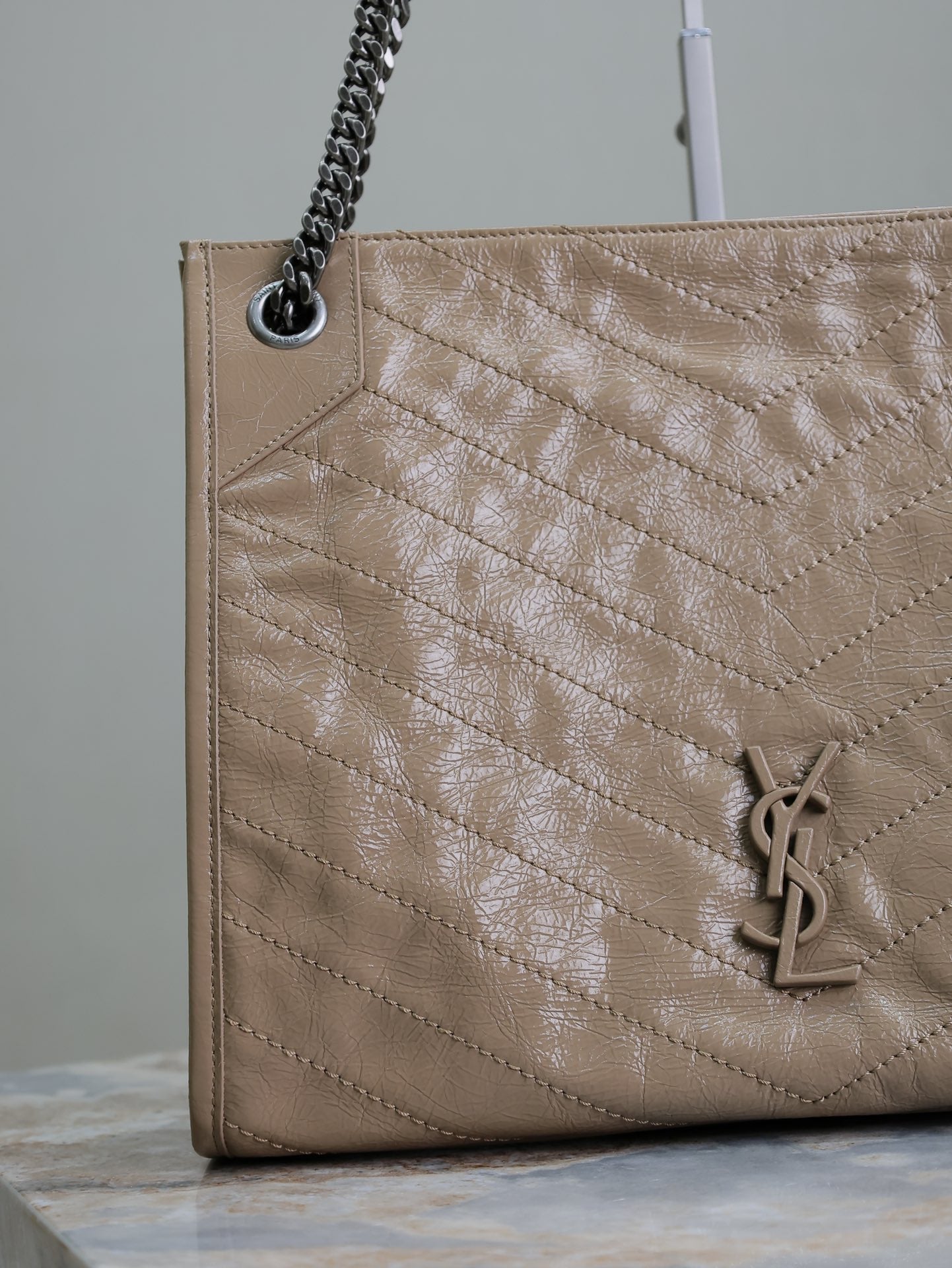 SAINT LAURENT NIKI SHOPPING BAG 33 IN LIGHT BROWN CRUMPLED CALFSKIN