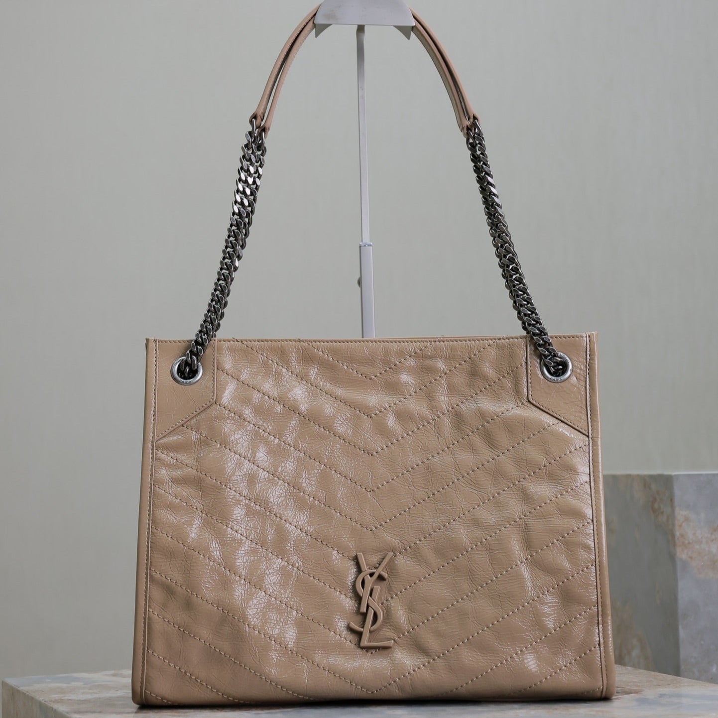 SAINT LAURENT NIKI SHOPPING BAG 33 IN LIGHT BROWN CRUMPLED CALFSKIN